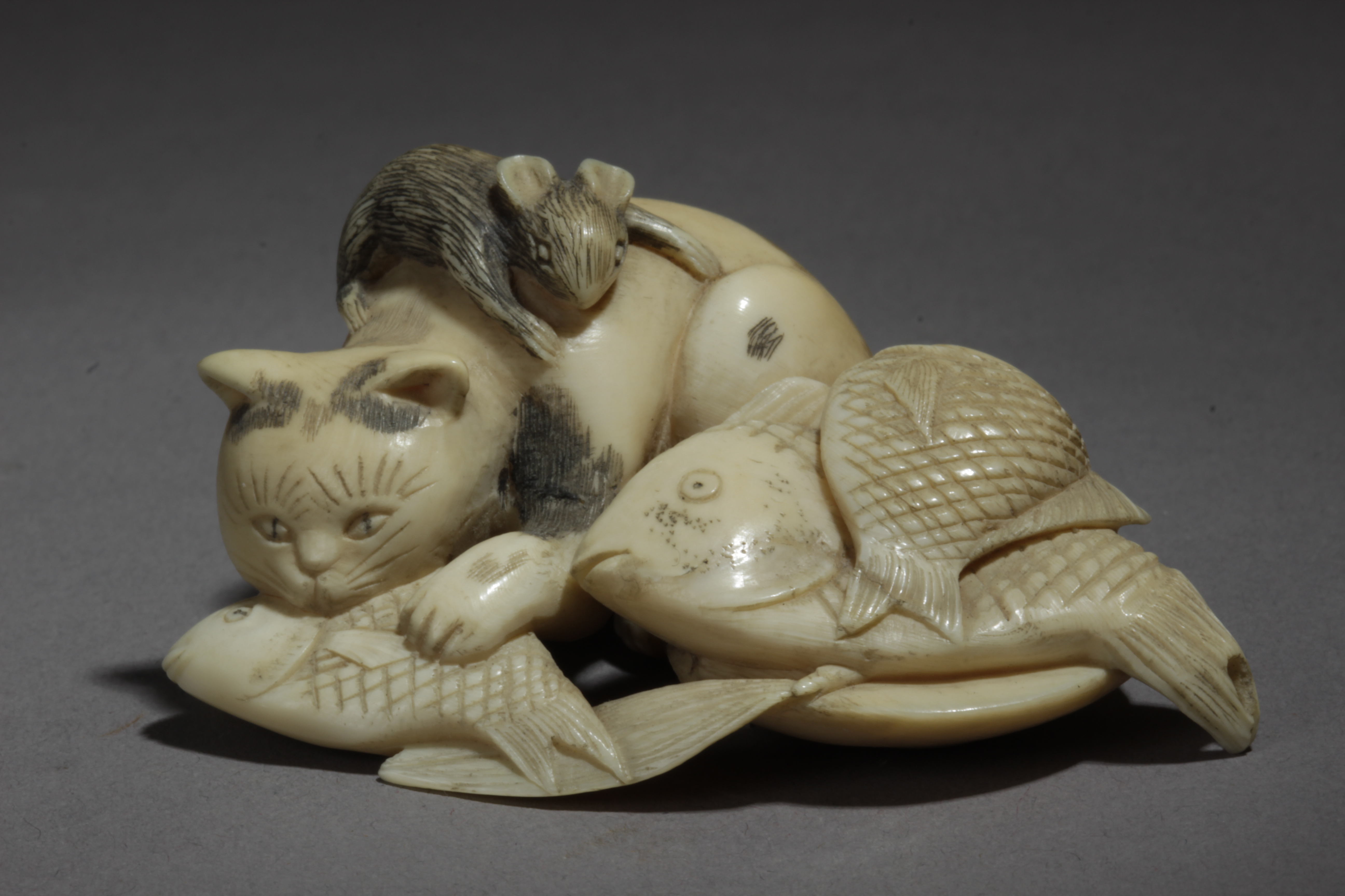 A Japanese netsuke circa 1900-1930. Signed Munetami