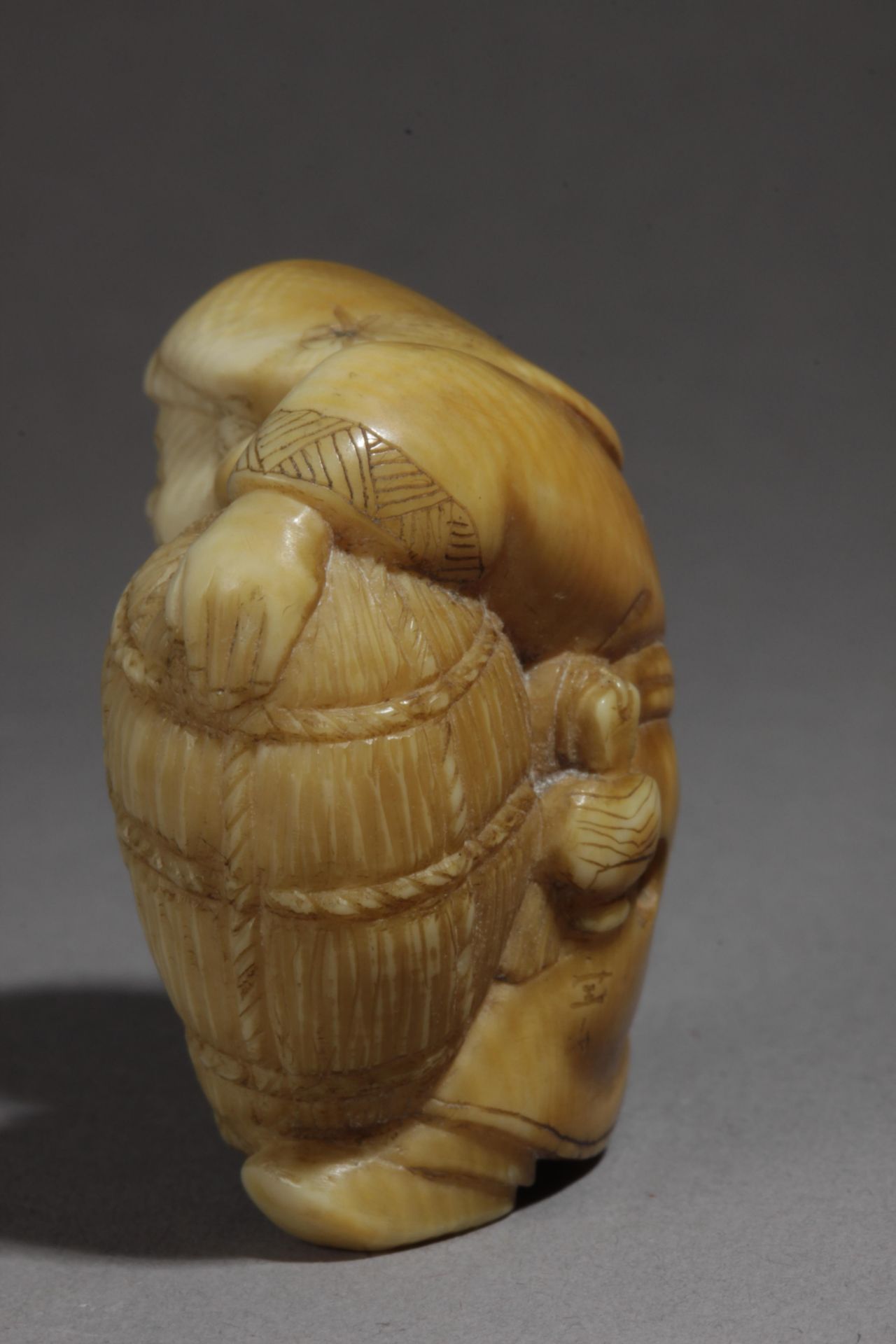 A 19th century Japanese netsuke. Signed Hozan - Bild 3 aus 6