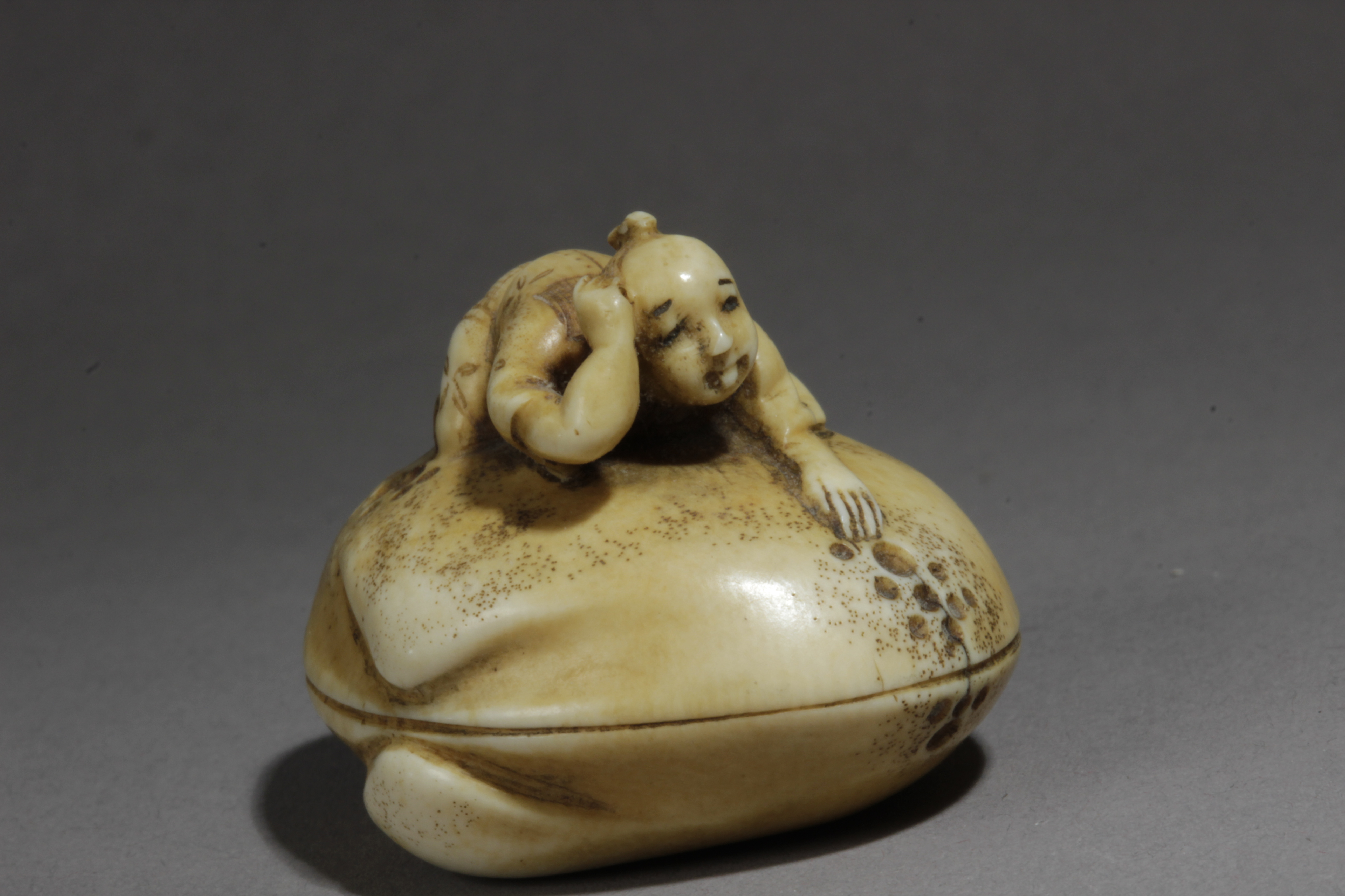 A mid 19th century Japanese netsuke from Edo period - Image 4 of 6