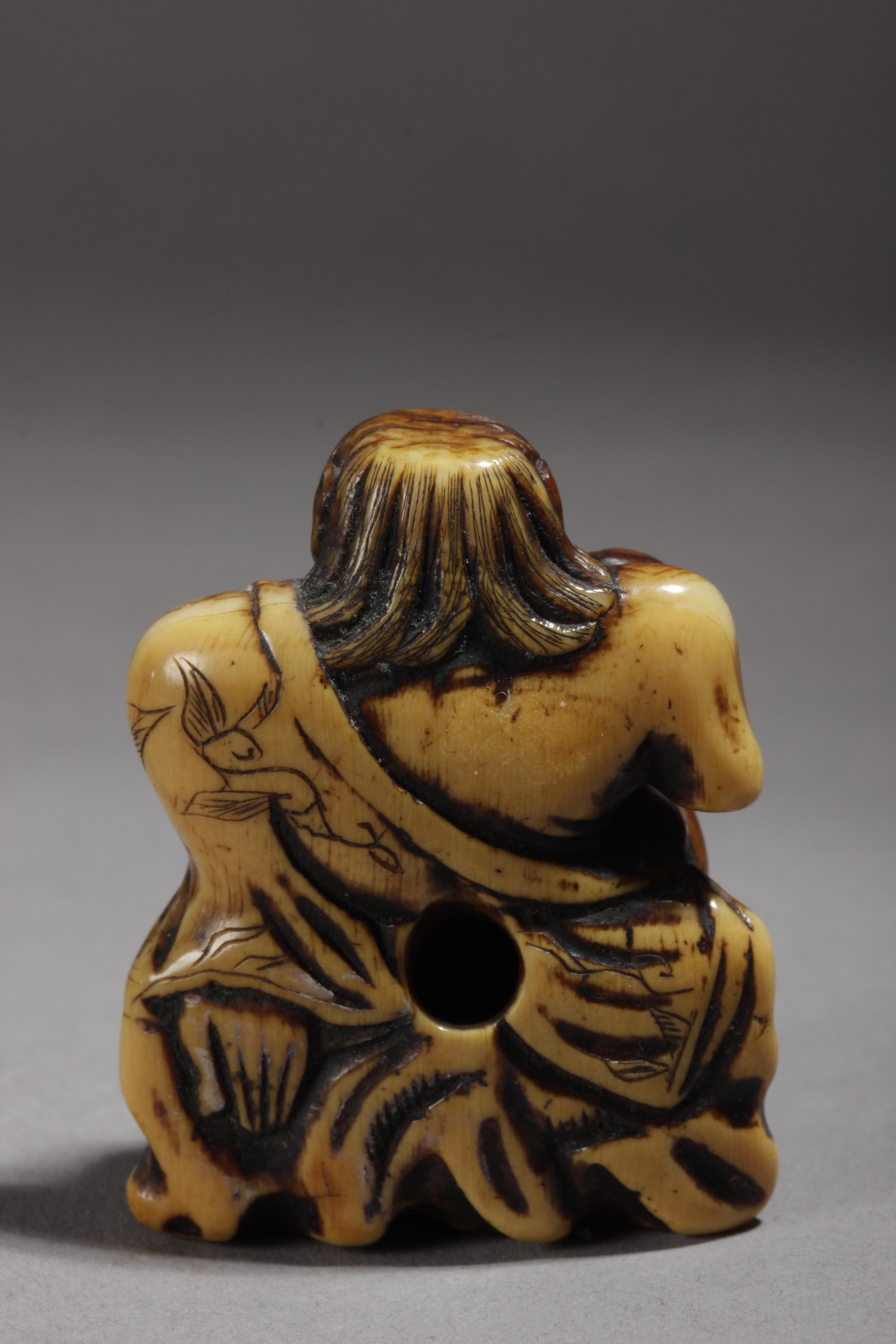 A mid 19th century Japanese netsuke from Edo period - Image 3 of 6