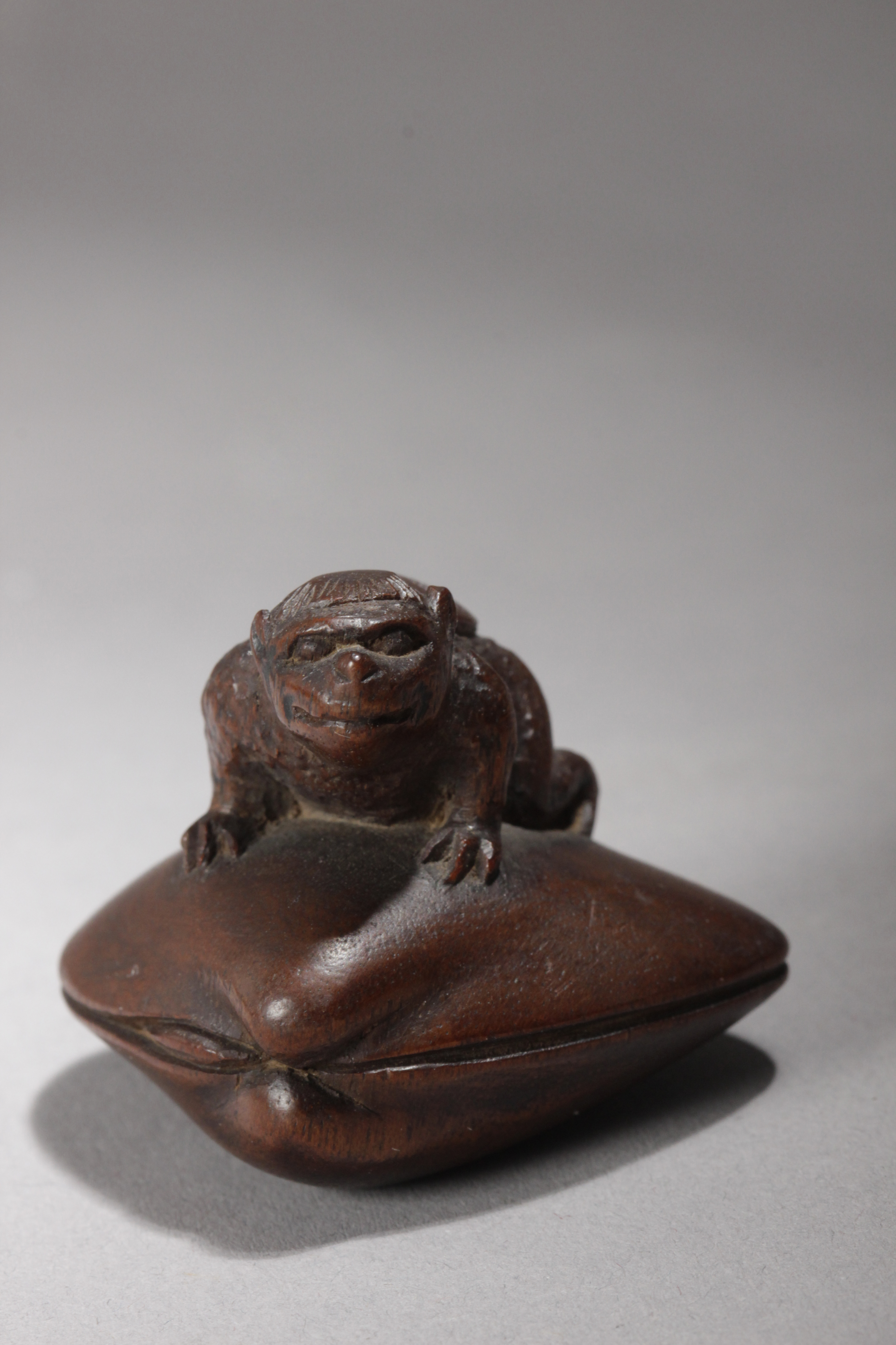 A 19th century Japanese netsuke. Signed Gyokokyu - Image 2 of 5