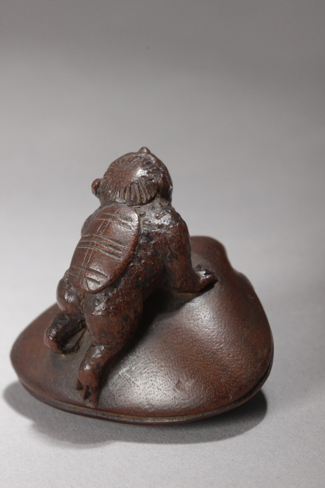 A 19th century Japanese netsuke. Signed Gyokokyu - Image 4 of 5