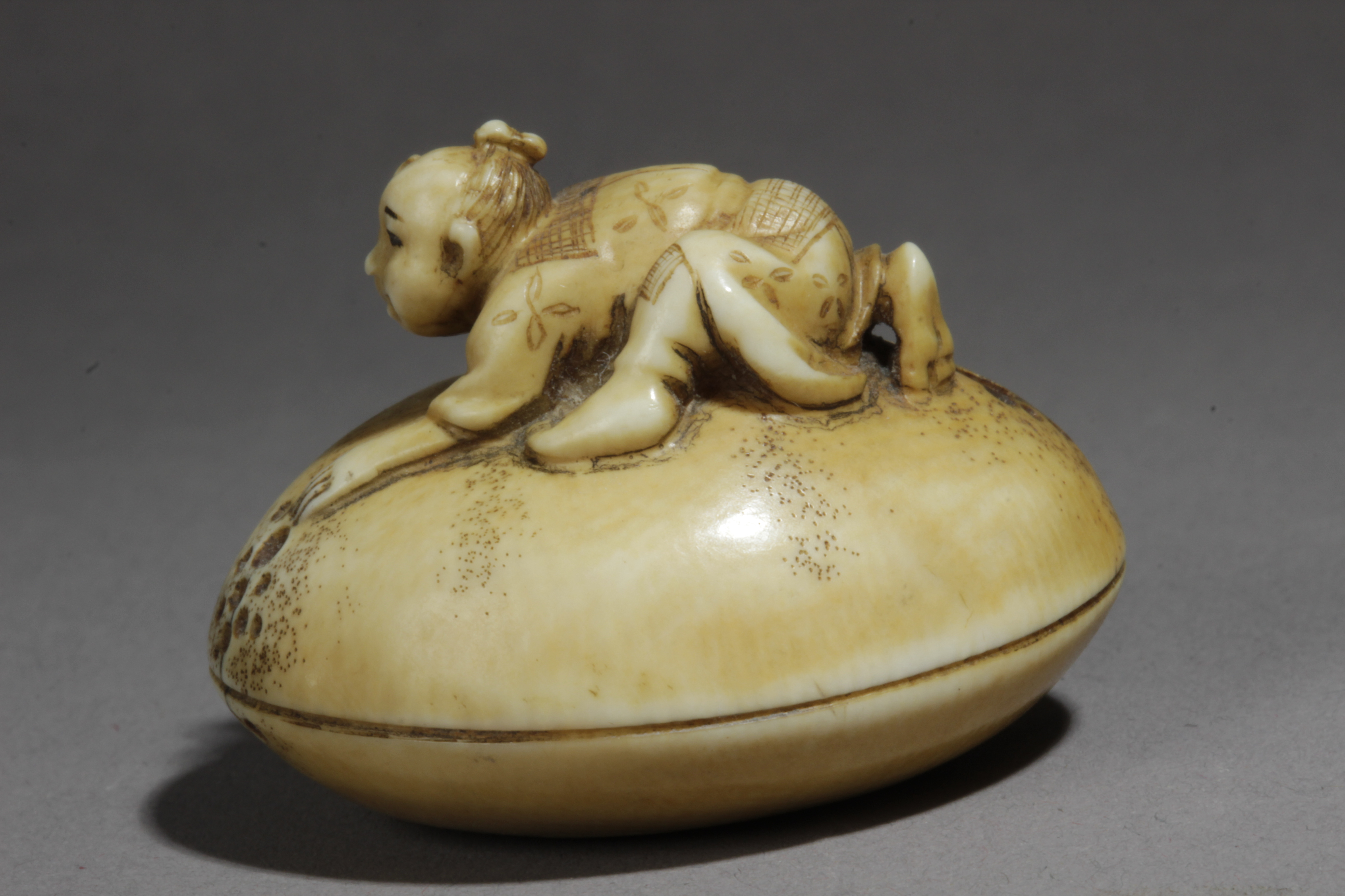 A mid 19th century Japanese netsuke from Edo period - Image 2 of 6