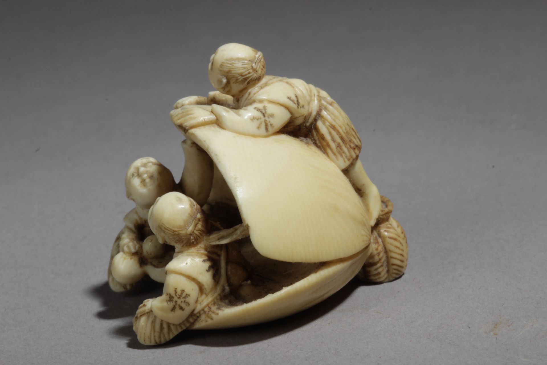 A late 19th century Japanese netsuke from Meiji period - Bild 5 aus 7