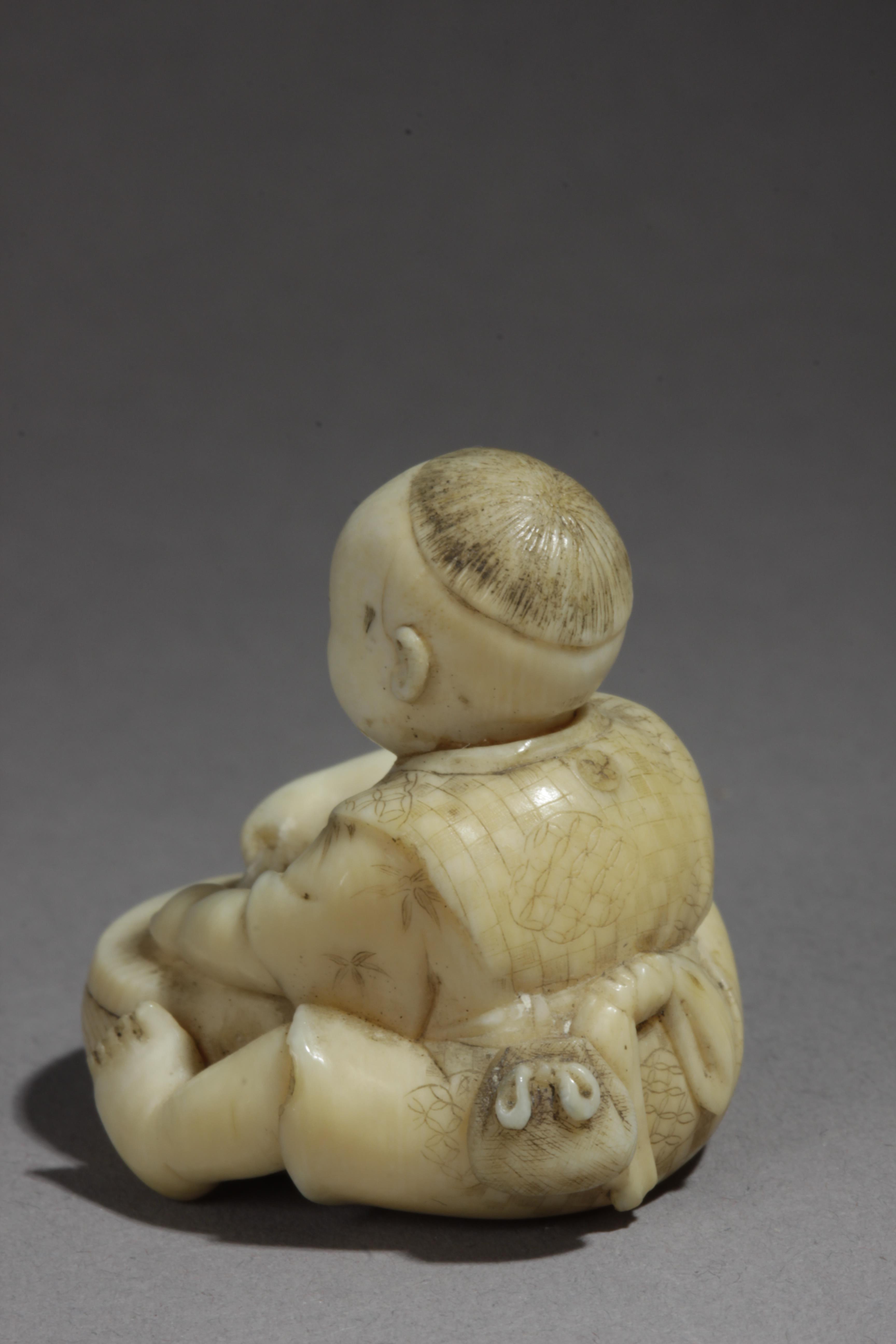 A mid 19th century Japanese netsuke - Image 3 of 7