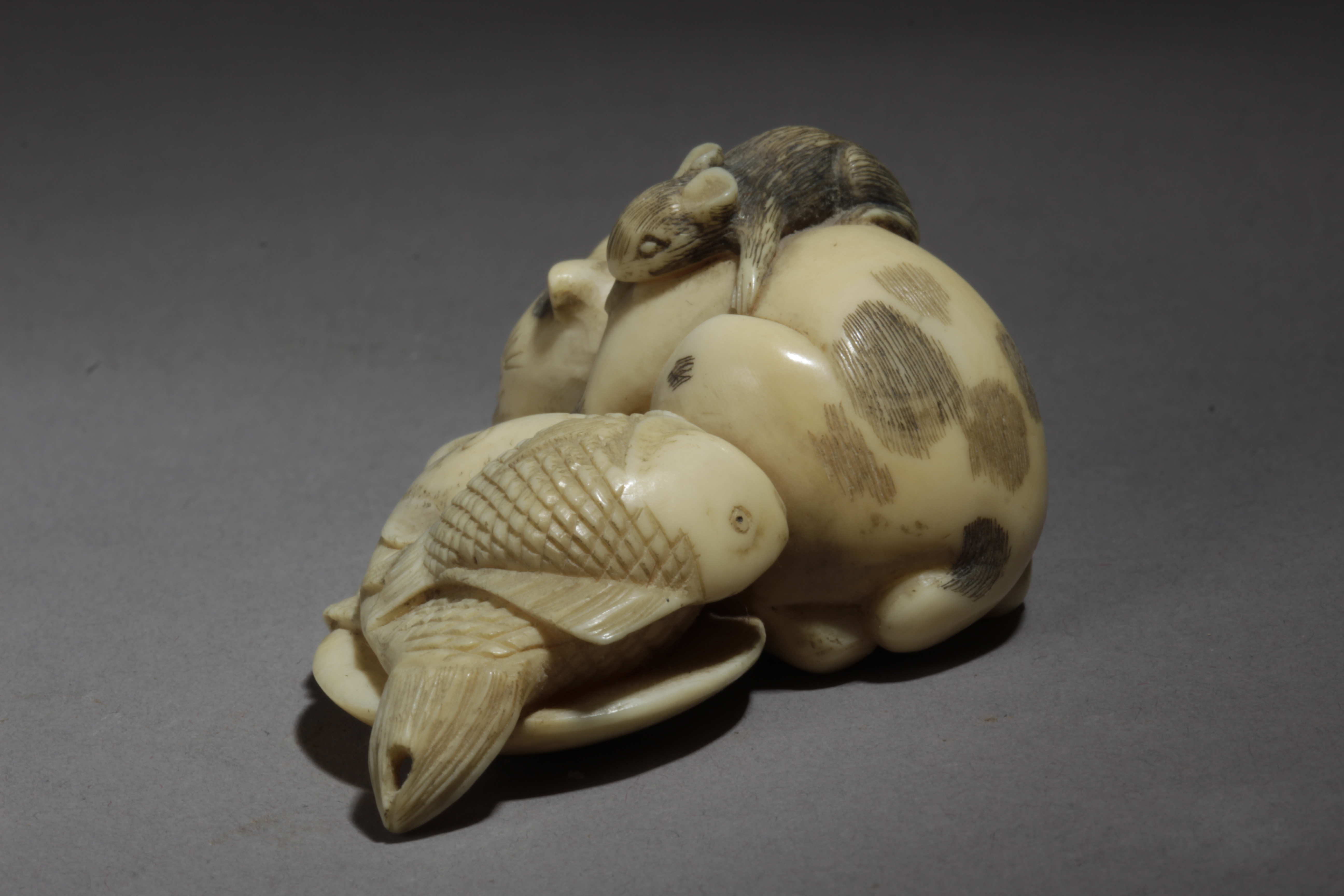 A Japanese netsuke circa 1900-1930. Signed Munetami - Image 2 of 8