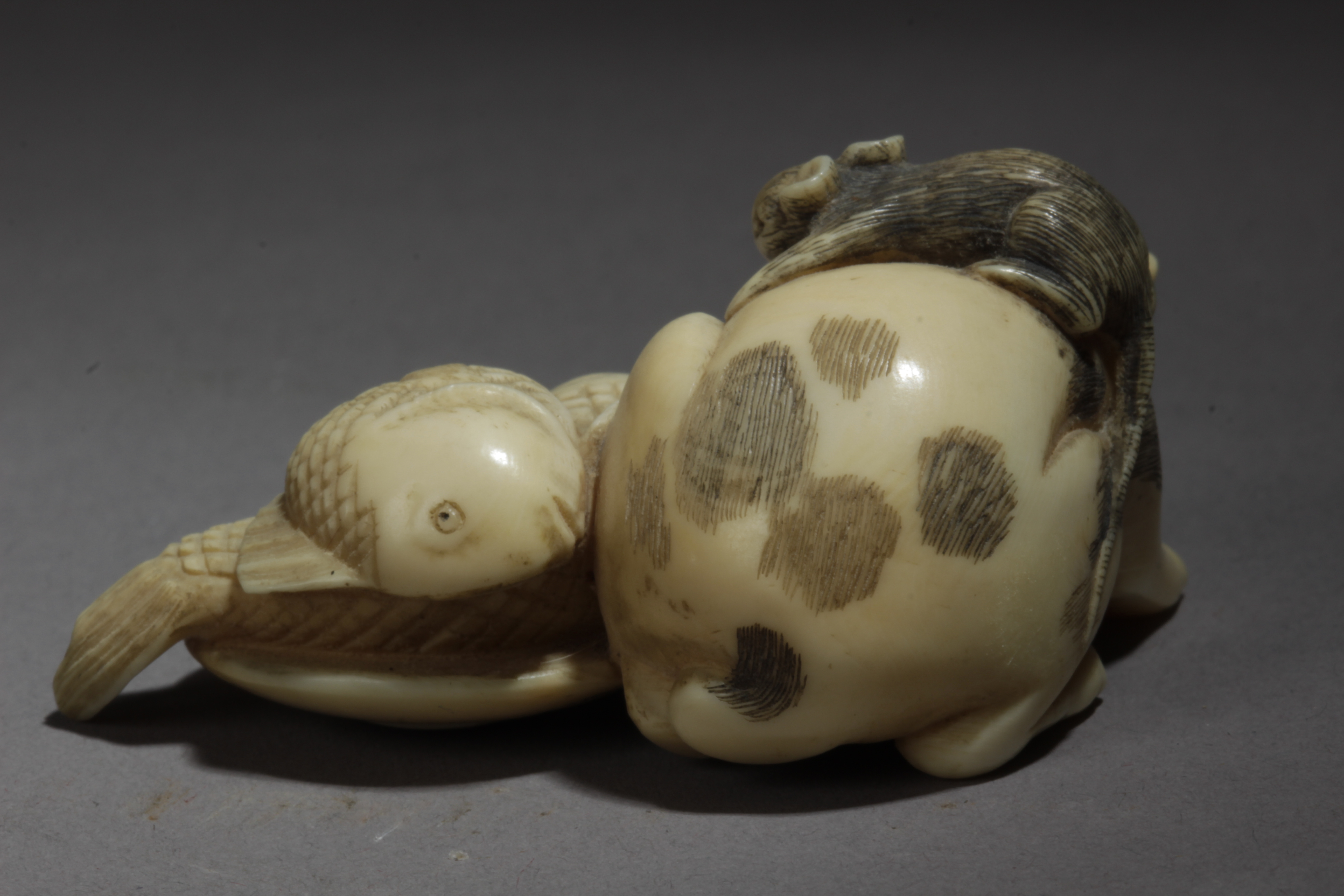 A Japanese netsuke circa 1900-1930. Signed Munetami - Image 3 of 8