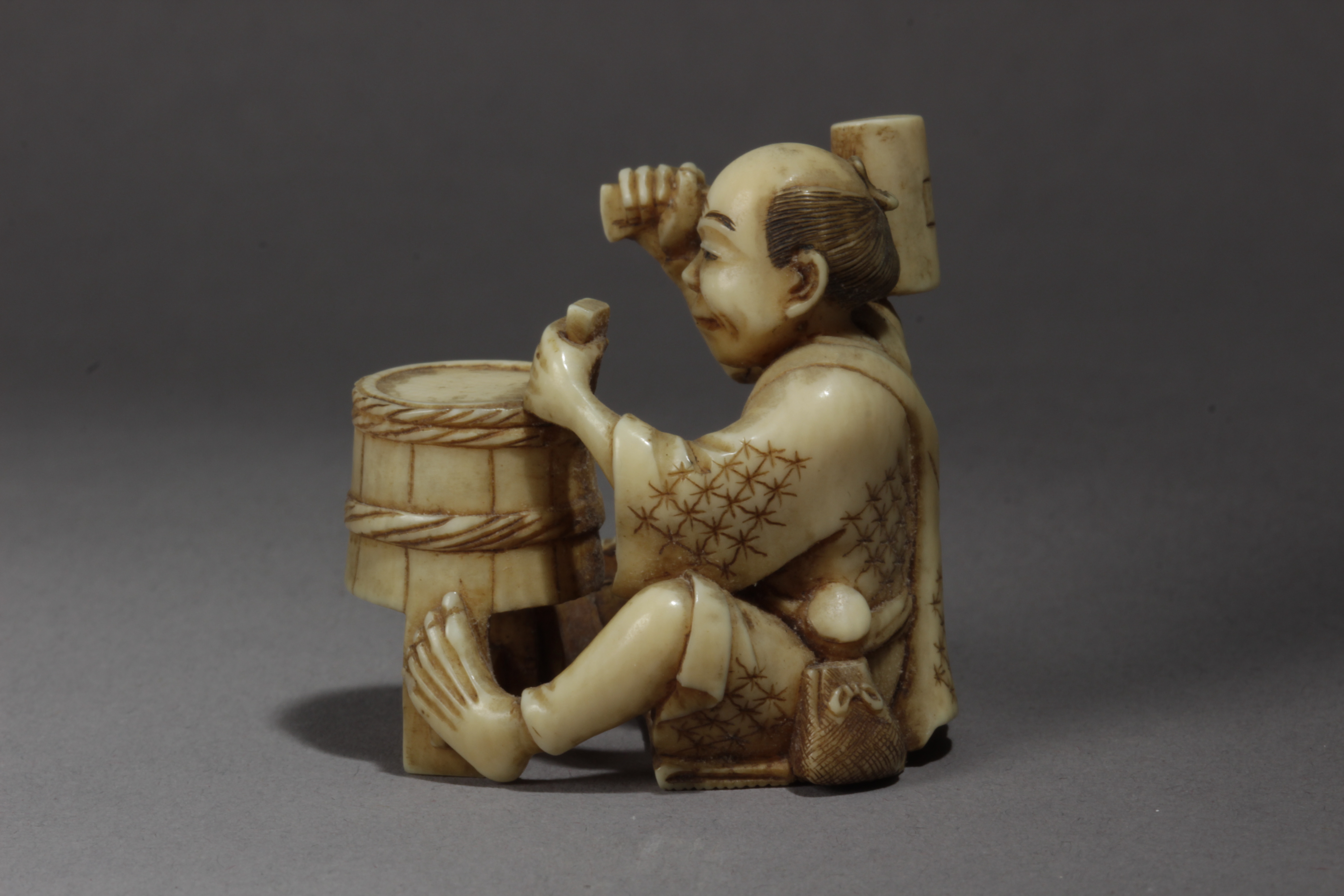 A 19th century Japanese netsuke - Image 2 of 6