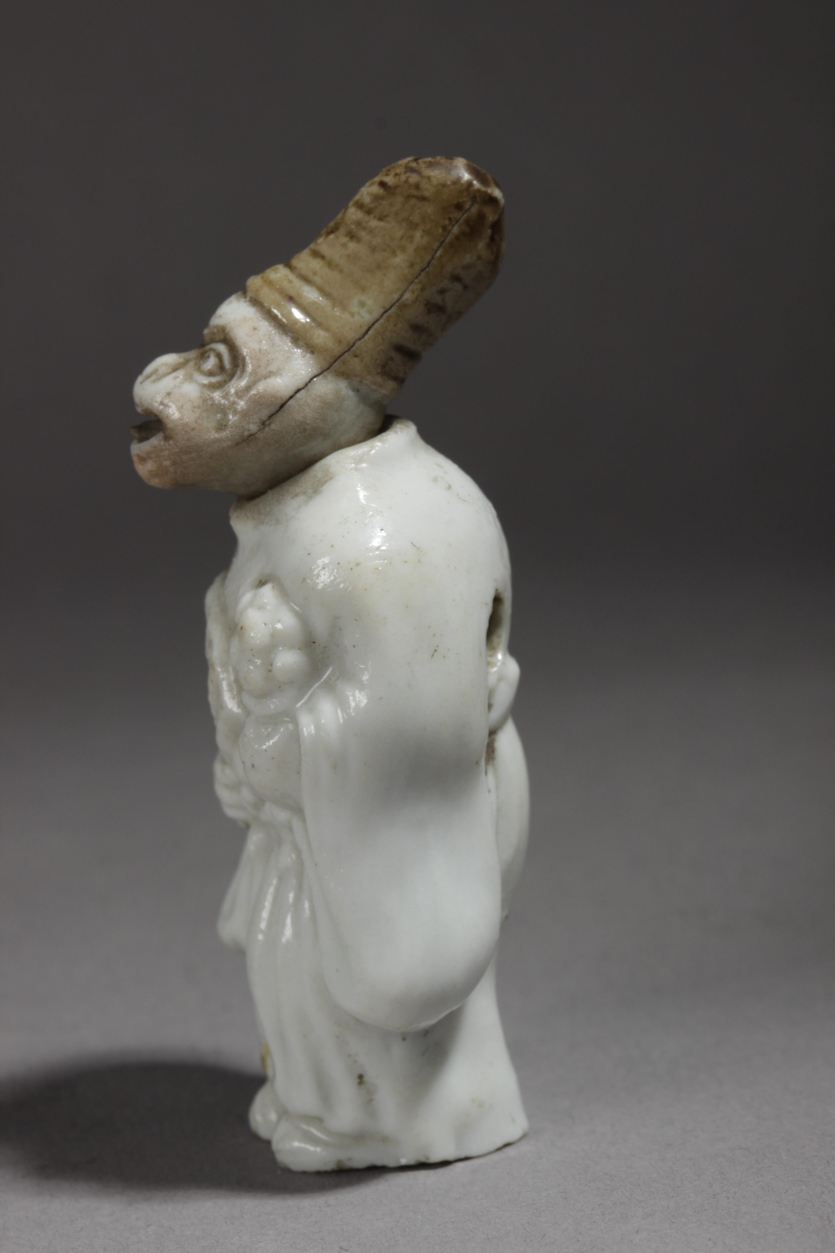 A 19th century Japanese netsuke in glazed porcelain - Image 3 of 7