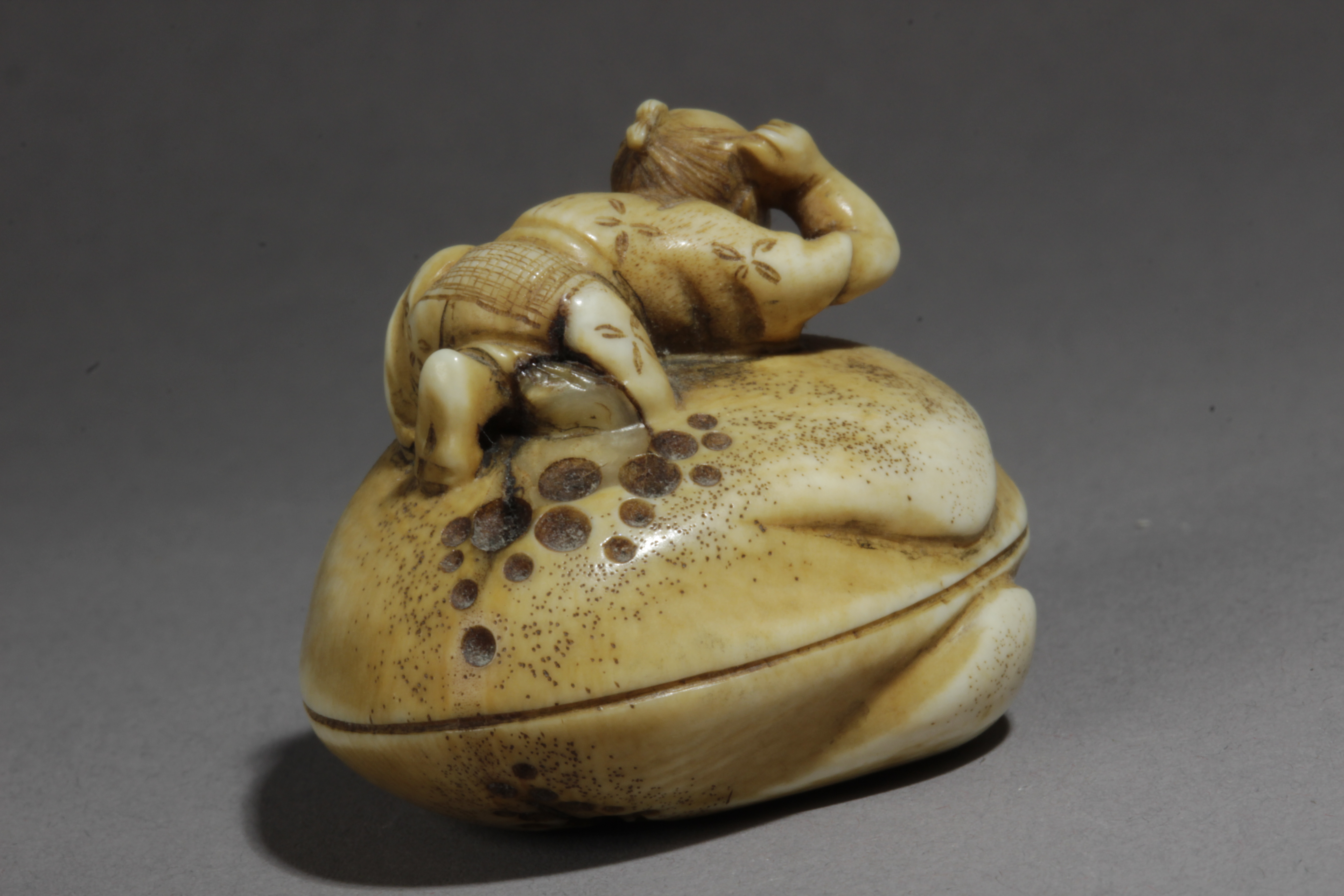 A mid 19th century Japanese netsuke from Edo period - Image 3 of 6