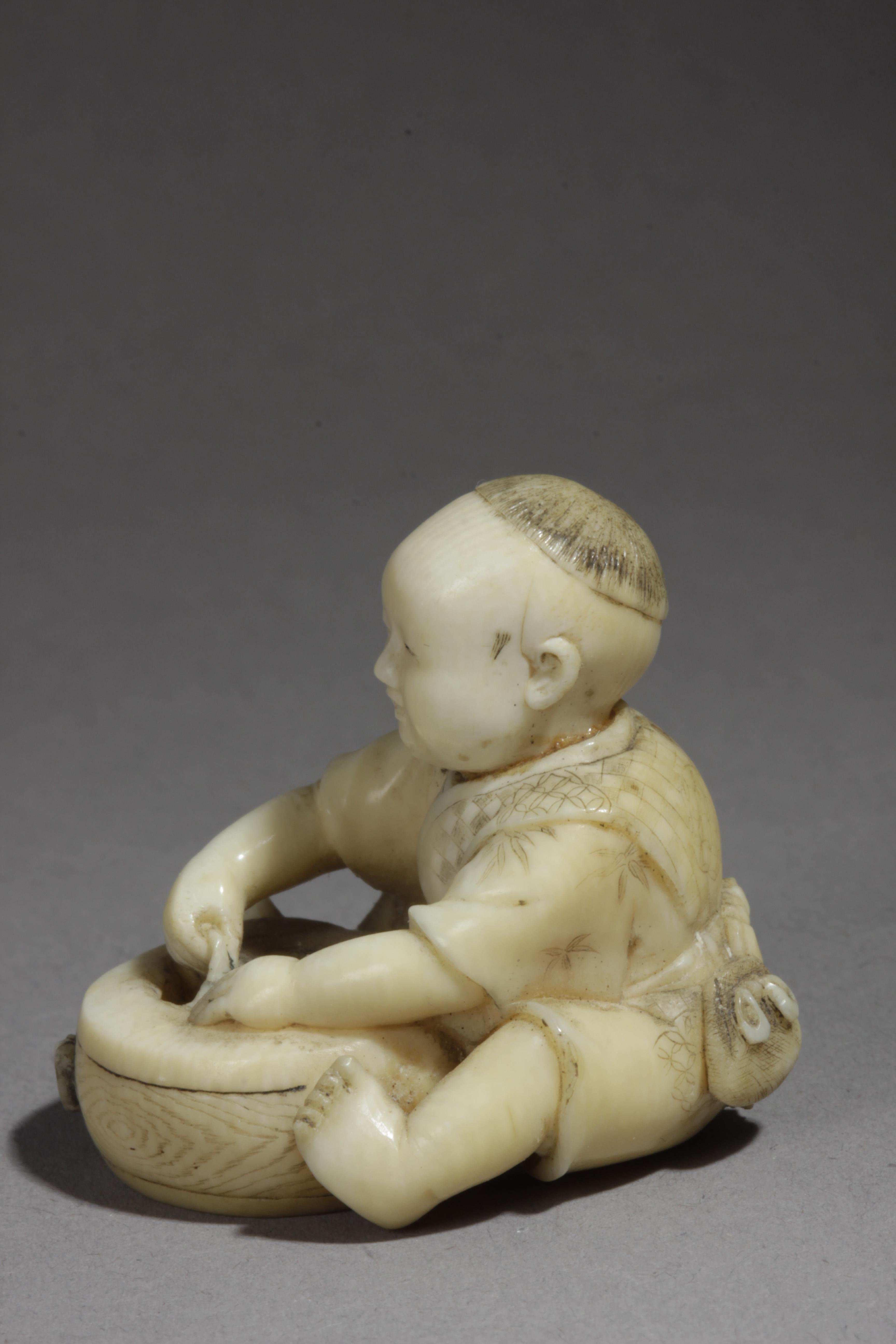 A mid 19th century Japanese netsuke - Image 2 of 7