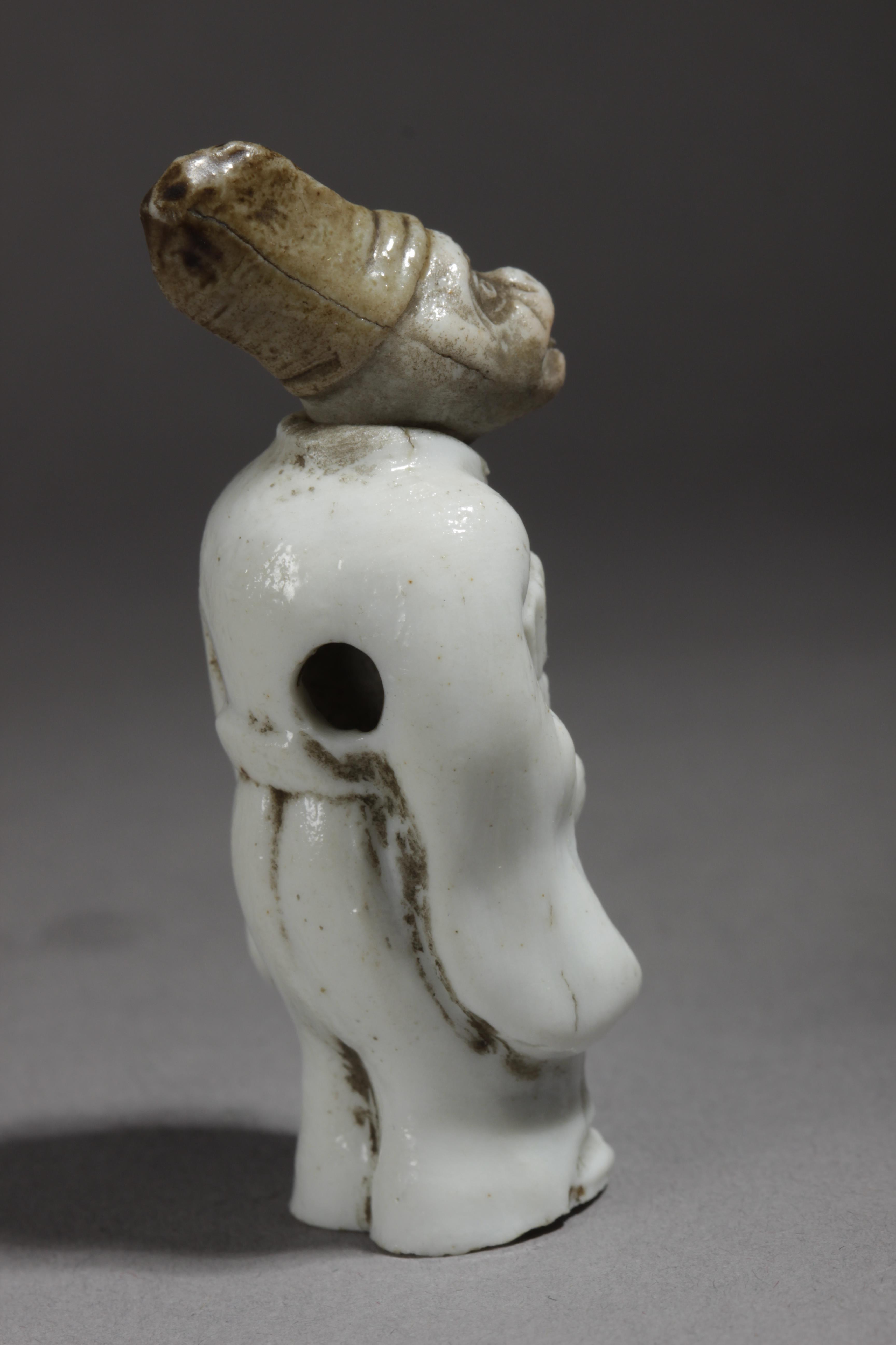 A 19th century Japanese netsuke in glazed porcelain - Image 5 of 7