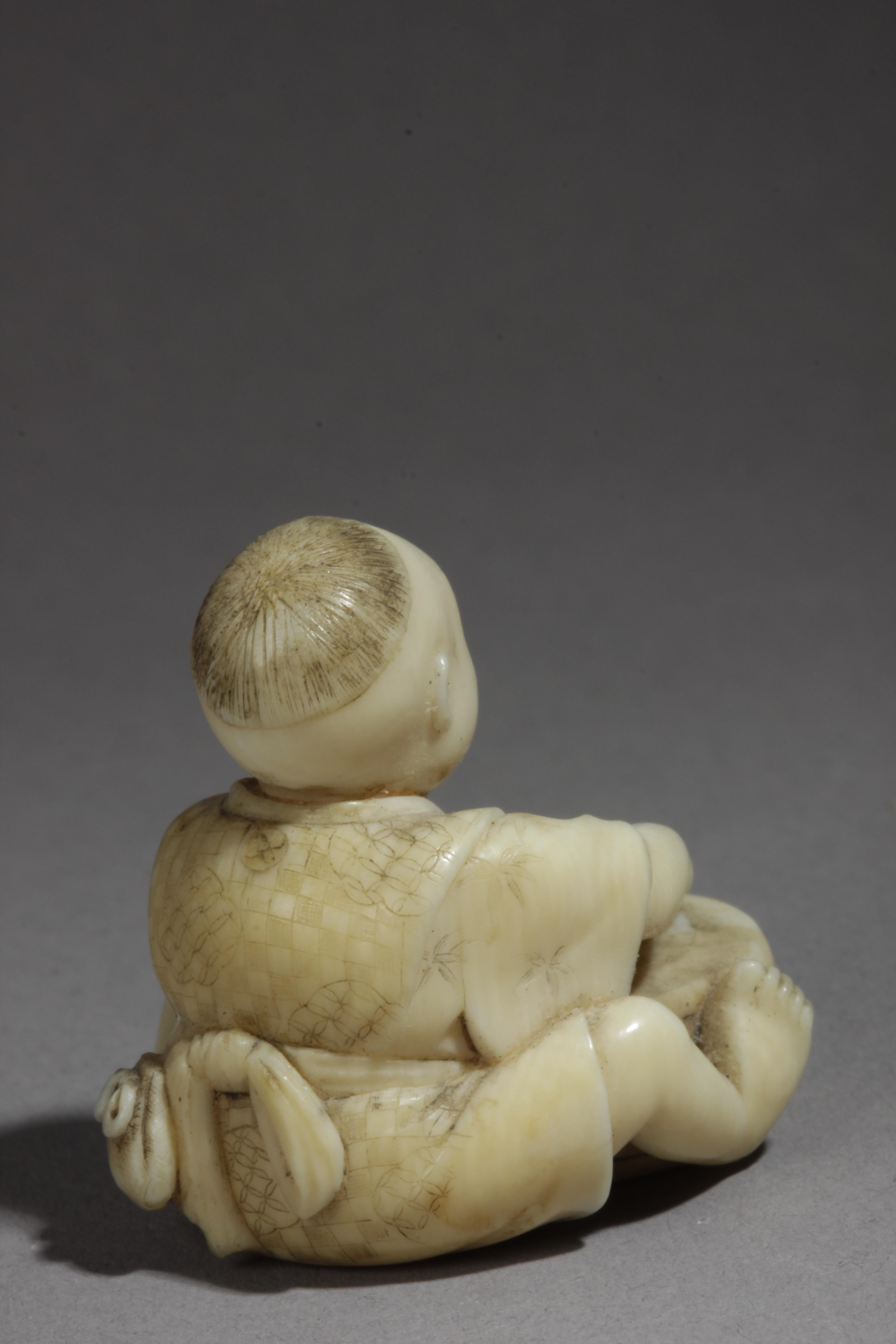 A mid 19th century Japanese netsuke - Image 5 of 7