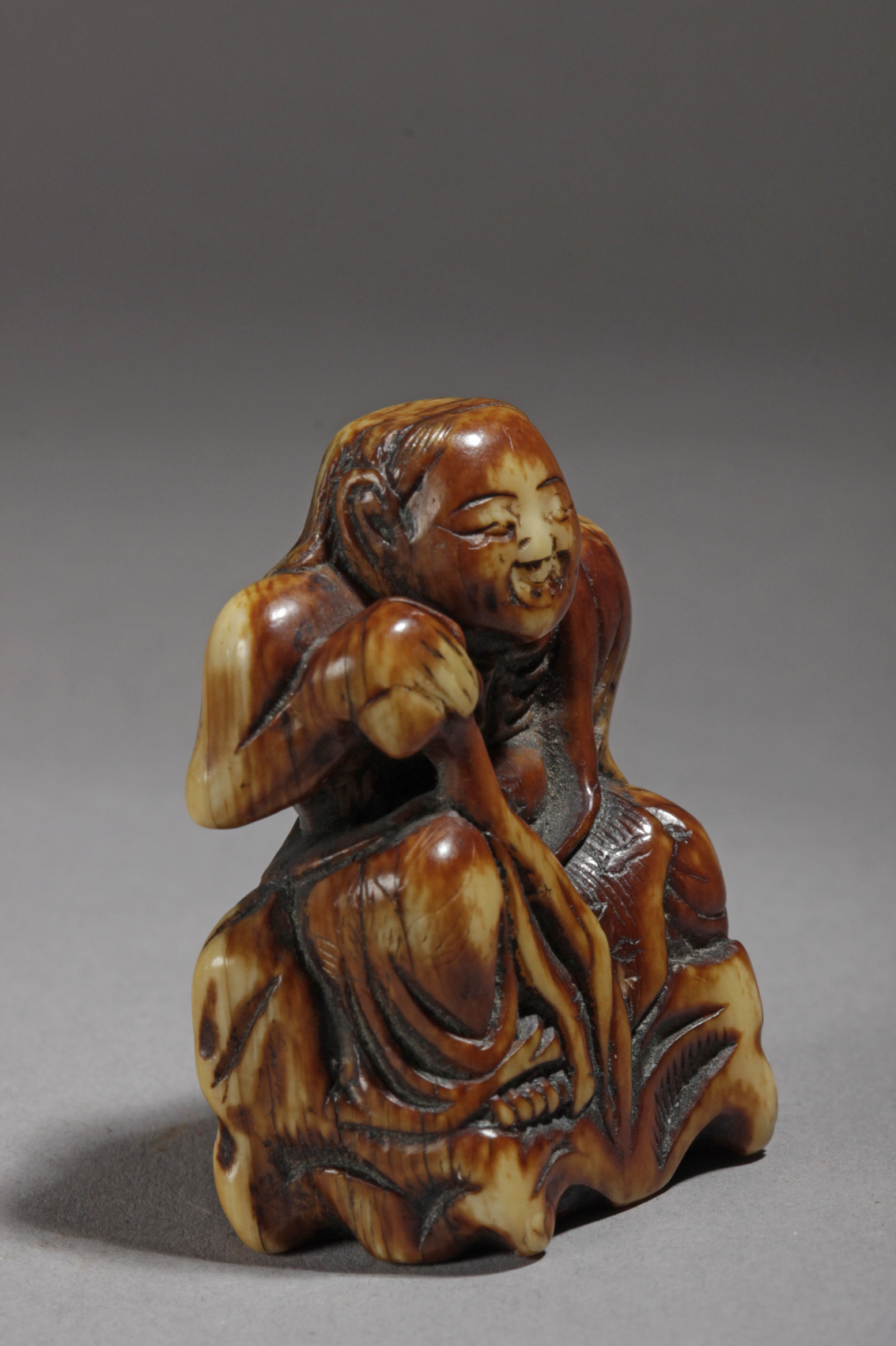 A mid 19th century Japanese netsuke from Edo period - Image 4 of 6