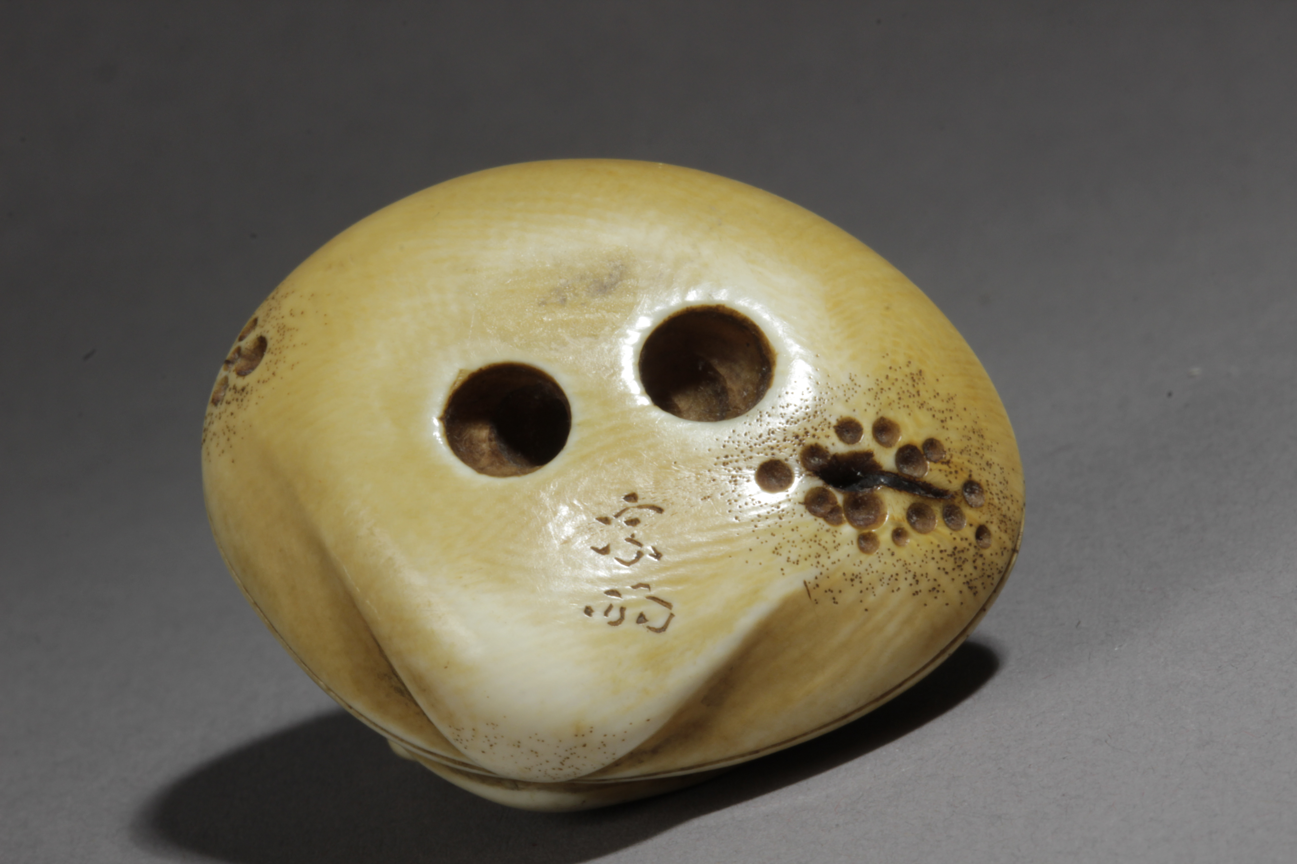 A mid 19th century Japanese netsuke from Edo period - Image 5 of 6