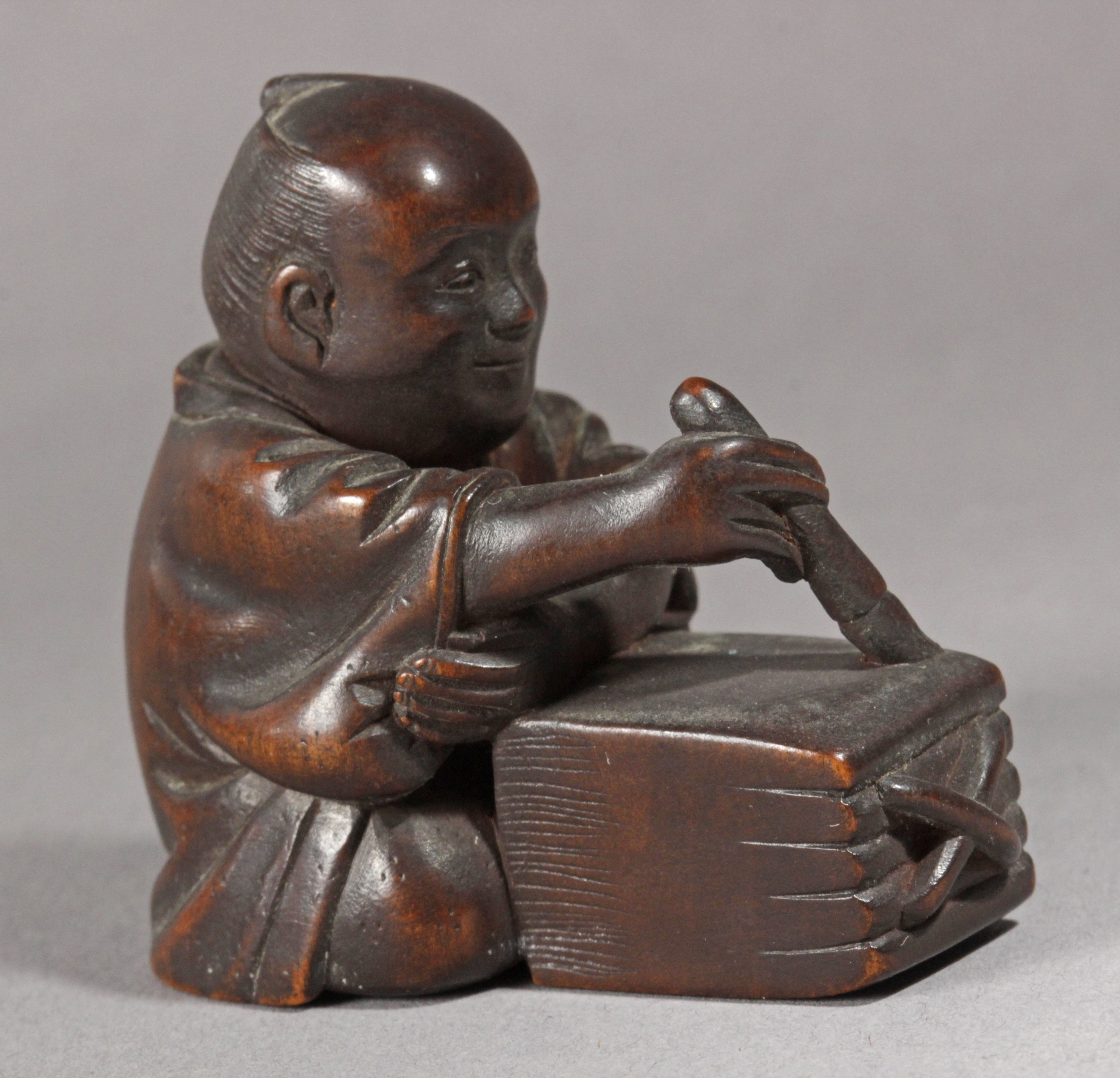 A late 19th century Japanese netsuke from Meiji period - Image 2 of 6