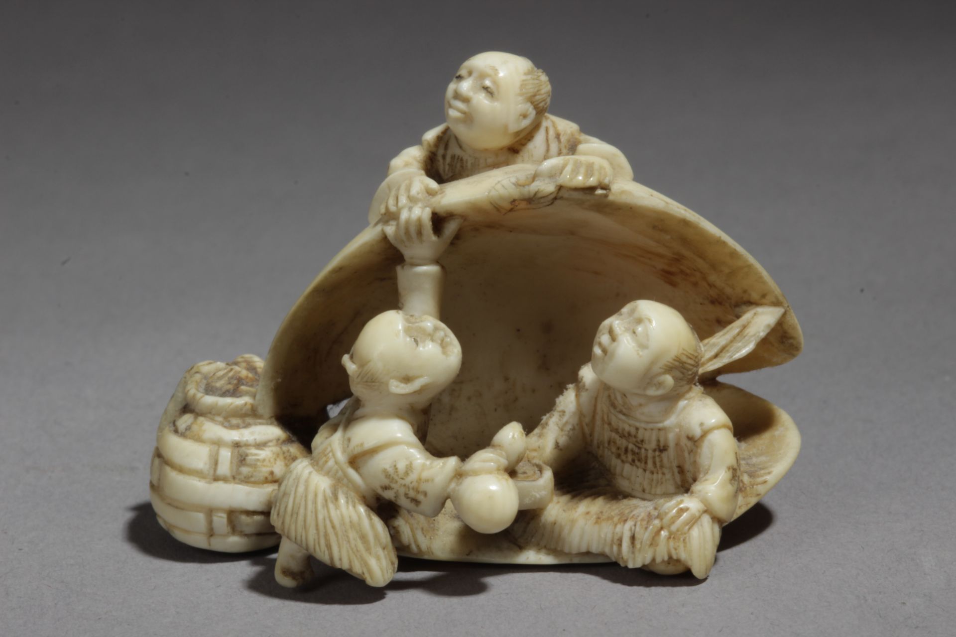 A late 19th century Japanese netsuke from Meiji period - Bild 2 aus 7