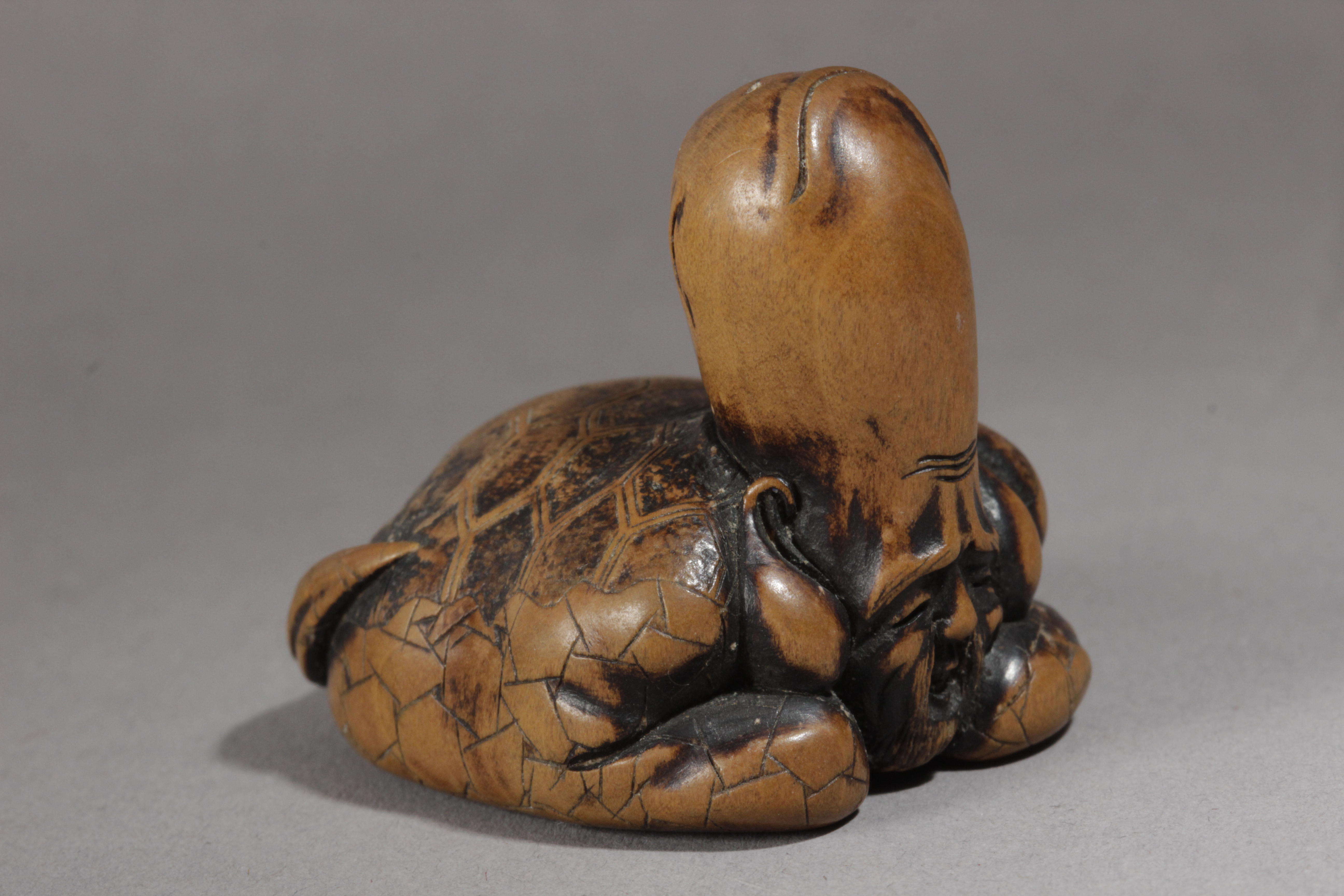 An early 19th century Japanese netsuke from Meiji period - Image 2 of 4