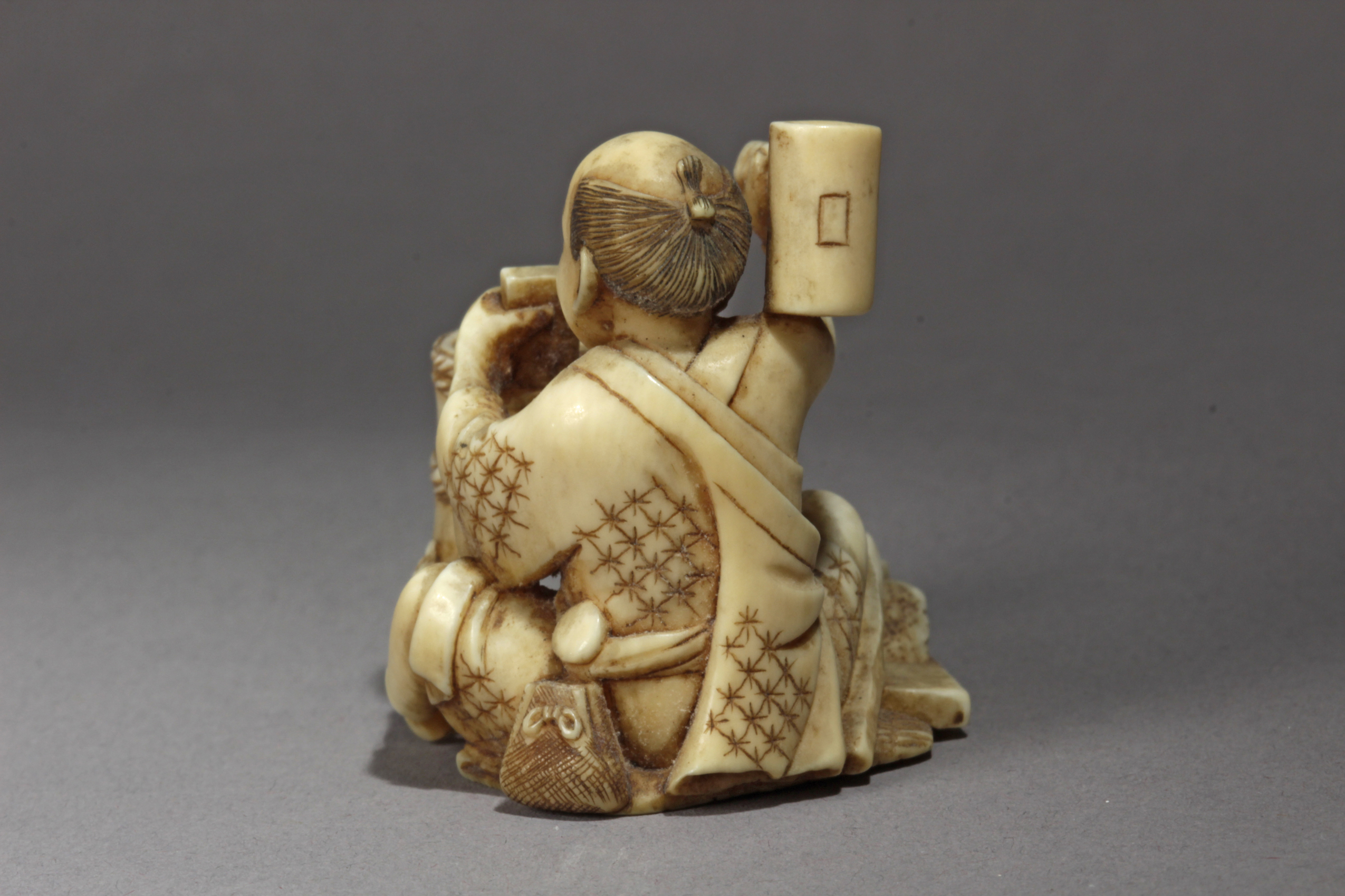 A 19th century Japanese netsuke - Image 3 of 6