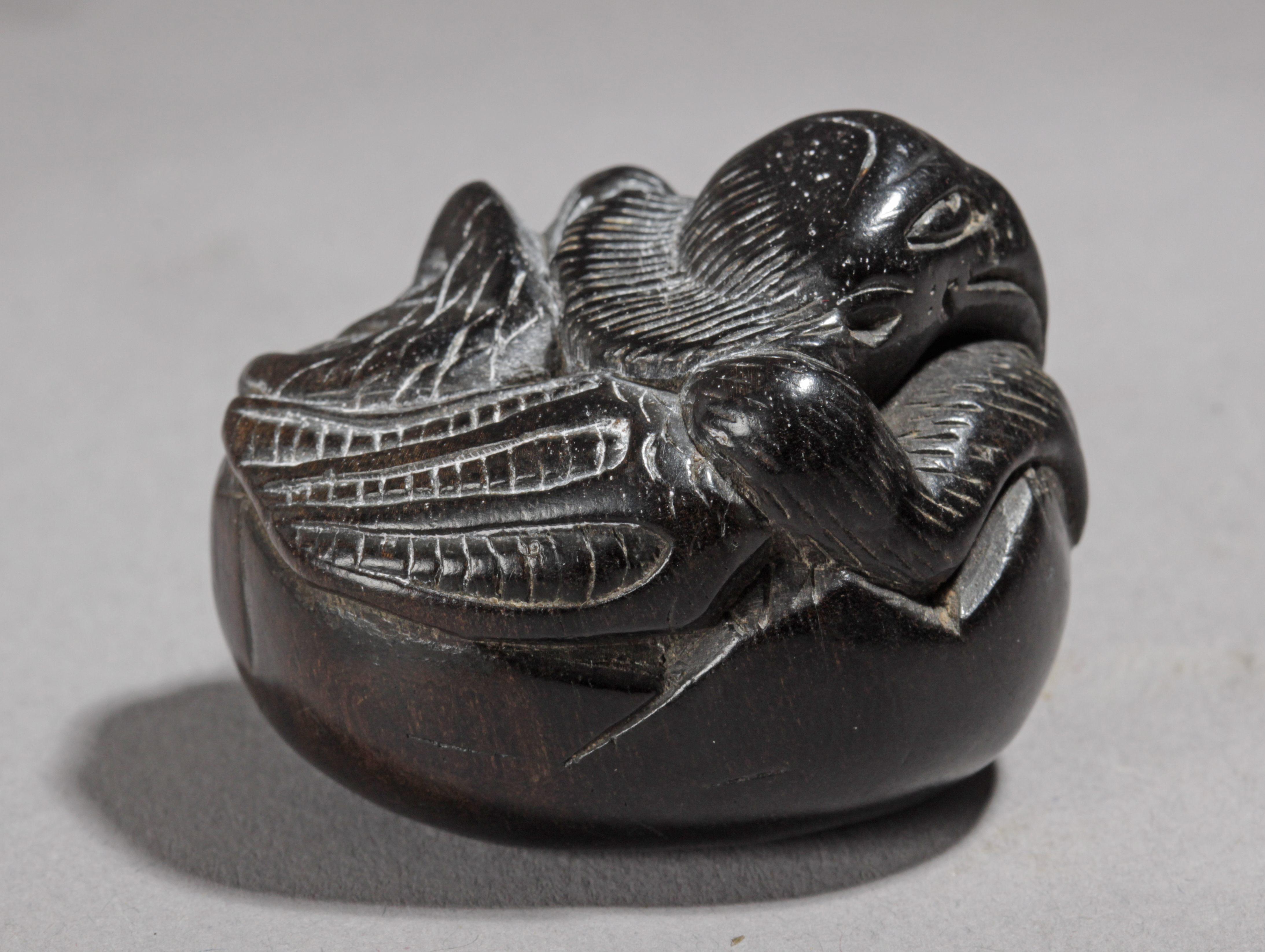 A 19th century Japanese netsuke from Edo period - Image 2 of 5