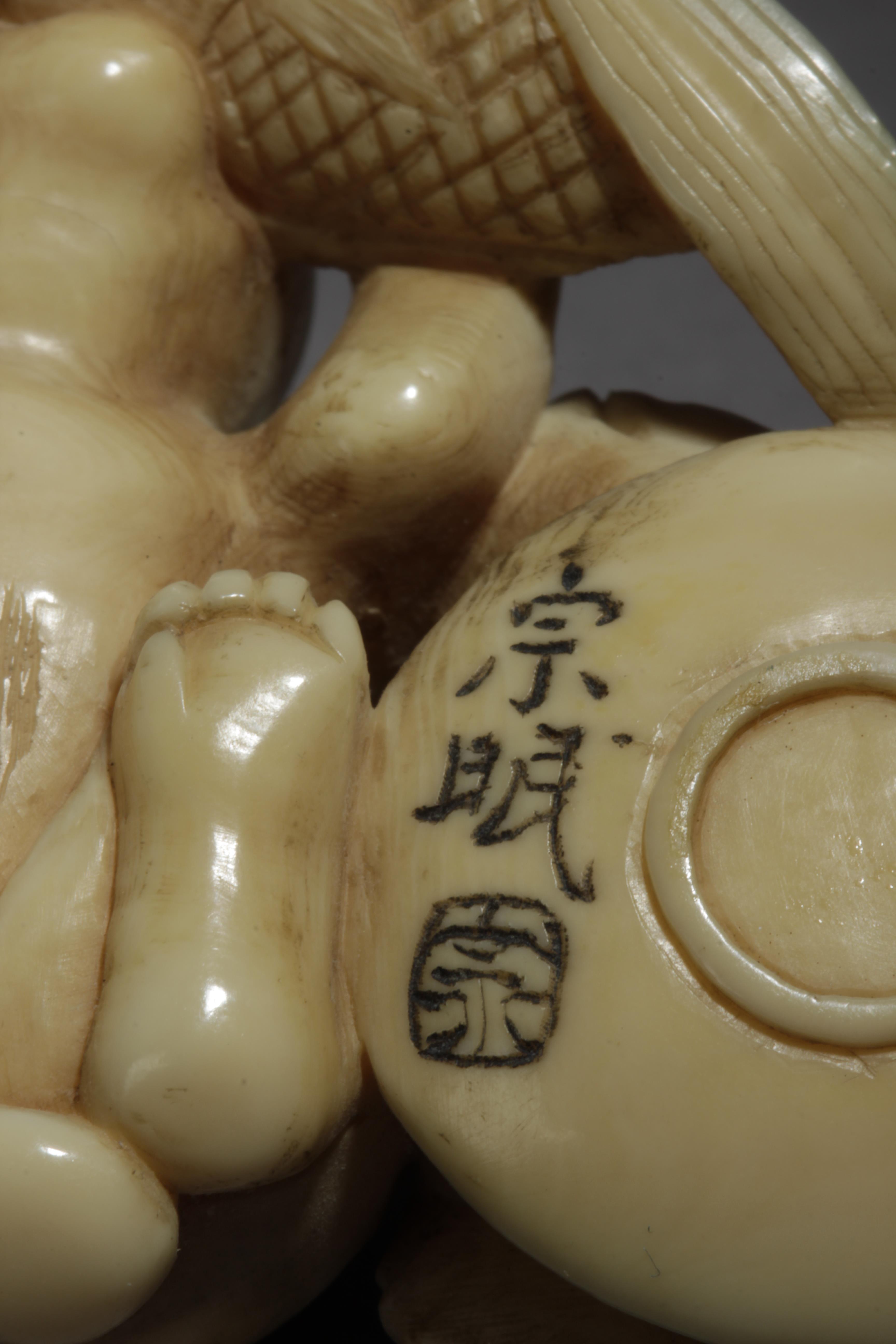 A Japanese netsuke circa 1900-1930. Signed Munetami - Image 7 of 8