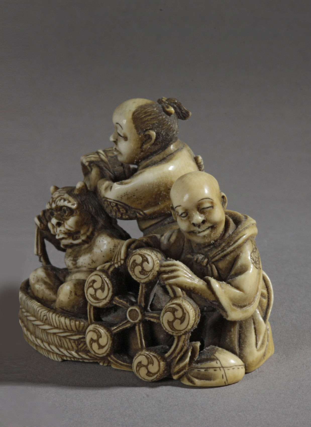 A Japanese netsuke from Meiji-Taisho period circa 1900-1930 - Image 2 of 5