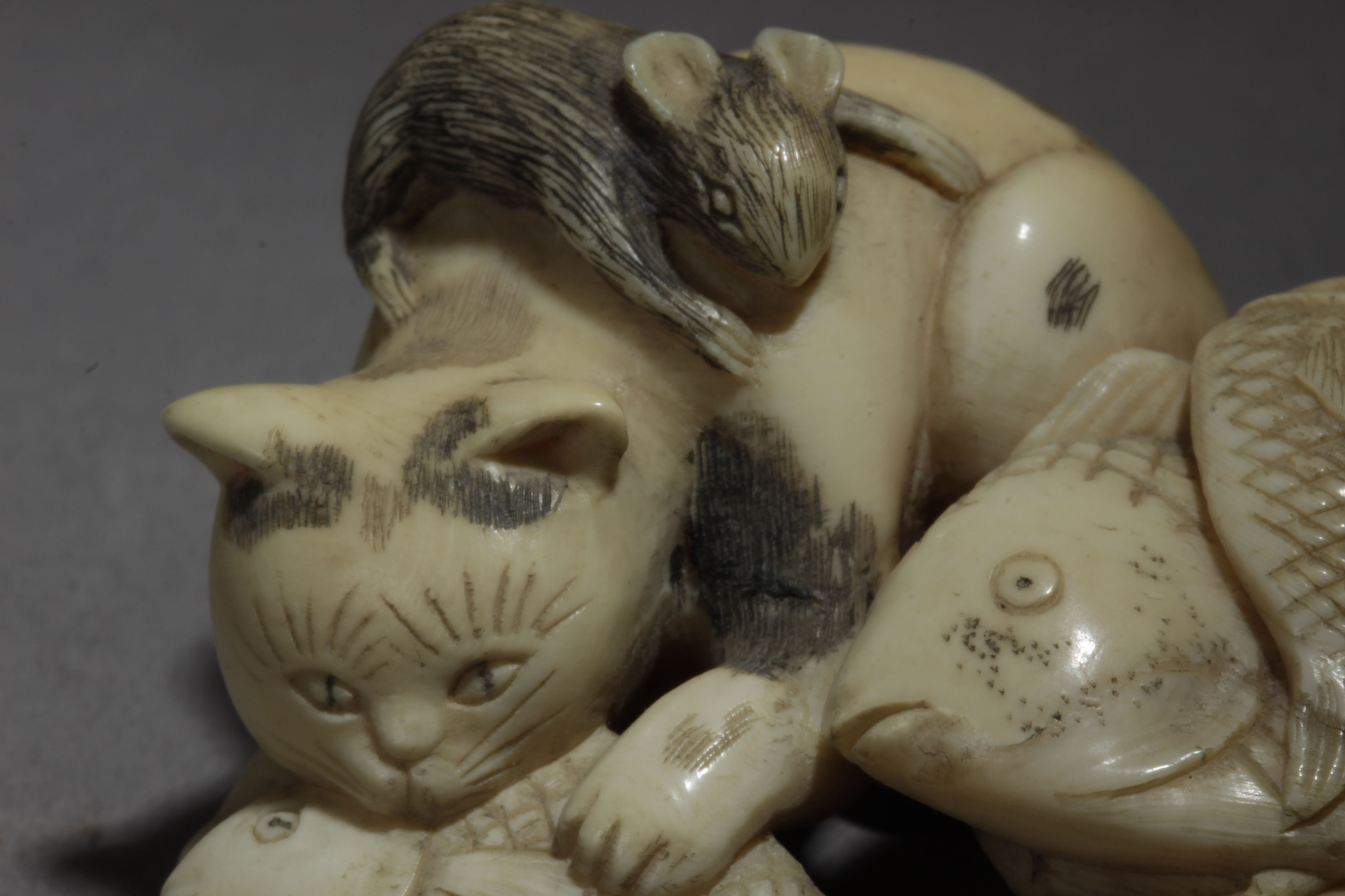 A Japanese netsuke circa 1900-1930. Signed Munetami - Image 5 of 8