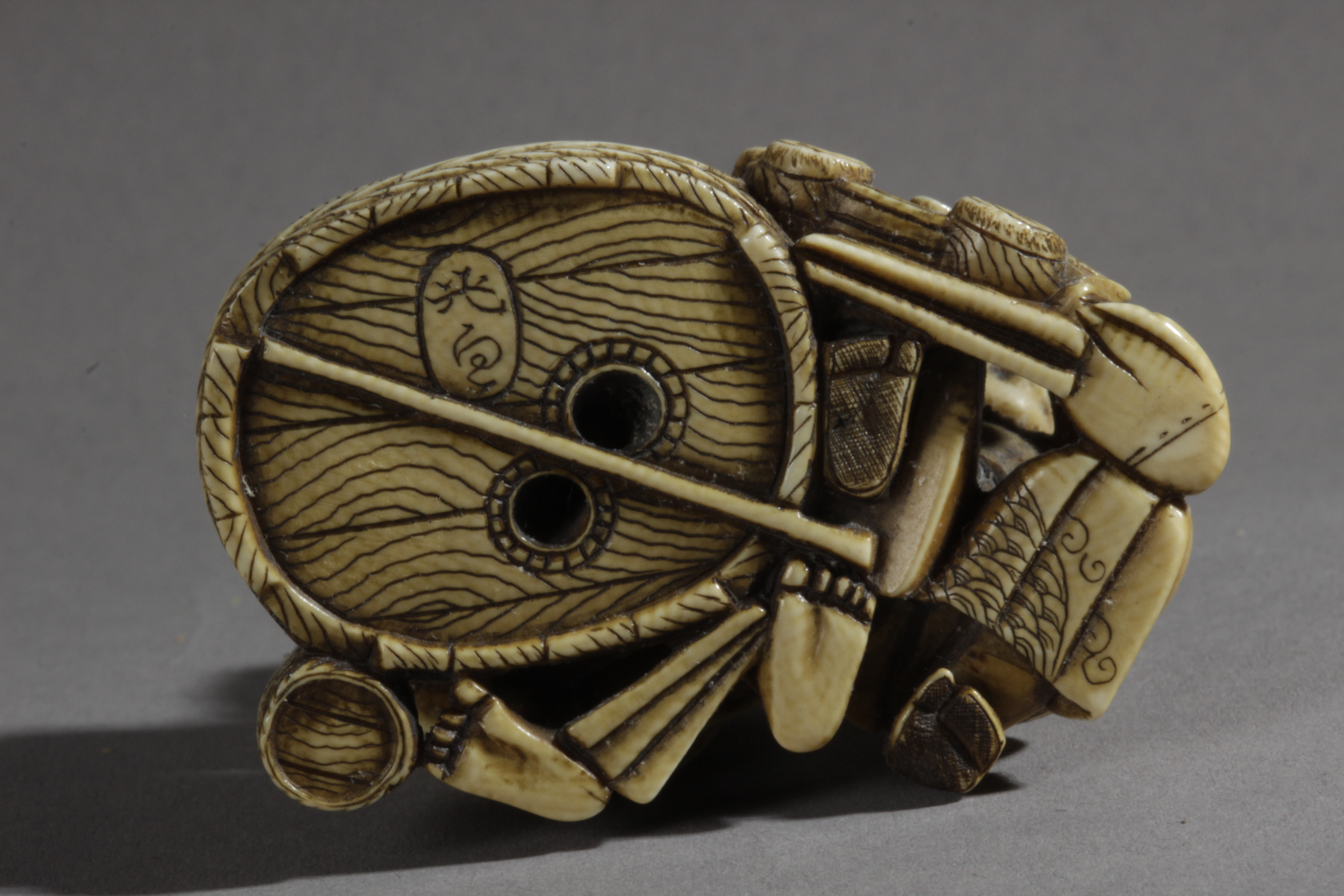 A Japanese netsuke from Meiji-Taisho period circa 1900-1930 - Image 4 of 5