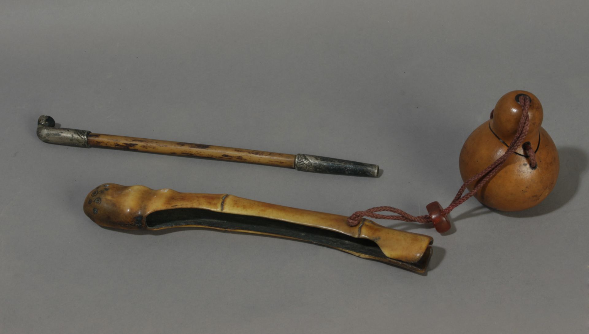 A kiseru or Japanese pipe from Meiji period (1868-1912). In carved bamboo and metal - Image 2 of 4