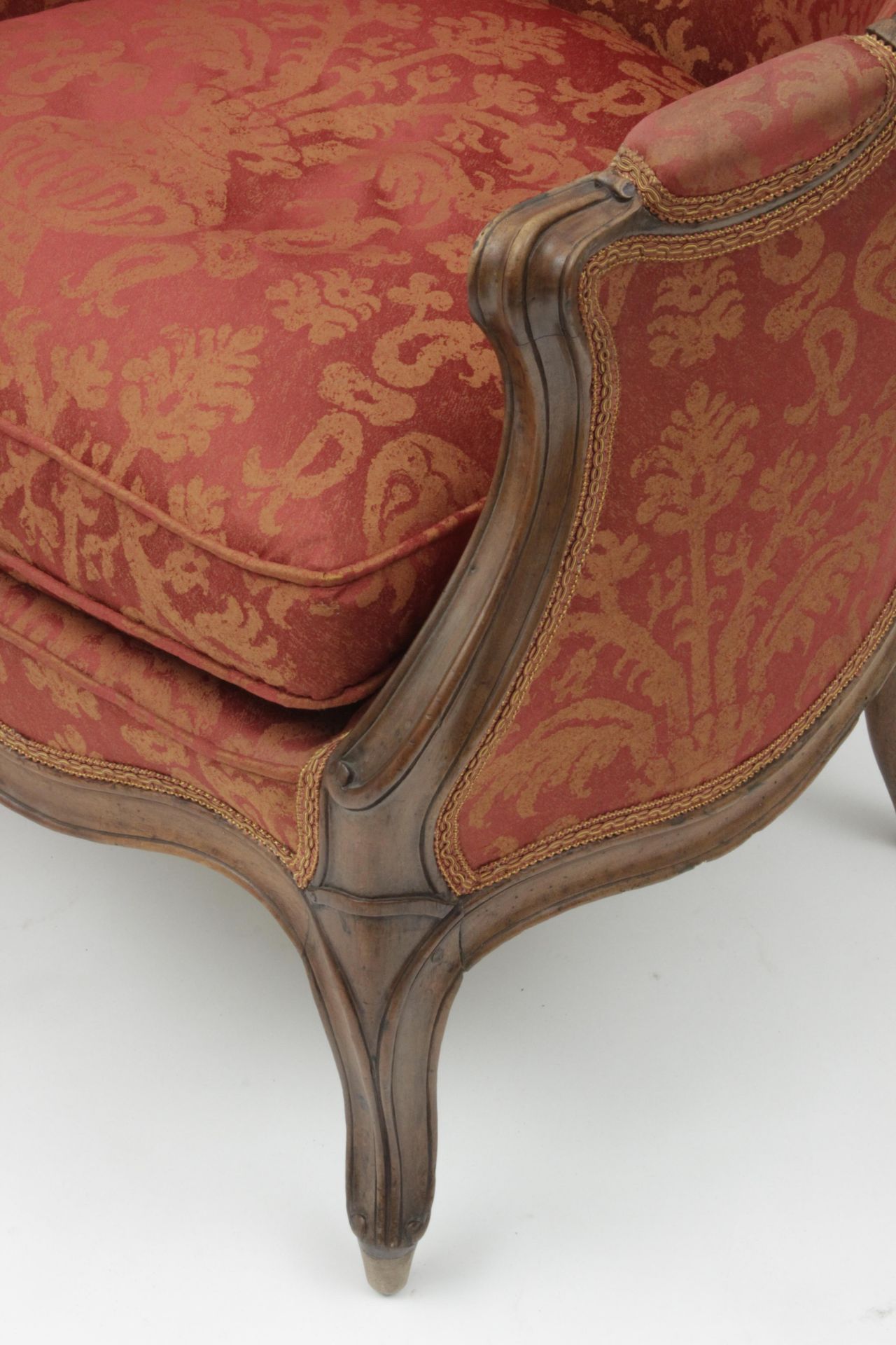 A pair of late 18th century Louis XV mahogany armchairs - Bild 3 aus 5