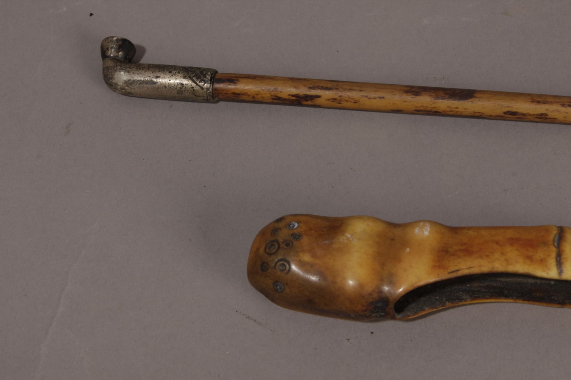 A kiseru or Japanese pipe from Meiji period (1868-1912). In carved bamboo and metal - Image 3 of 4