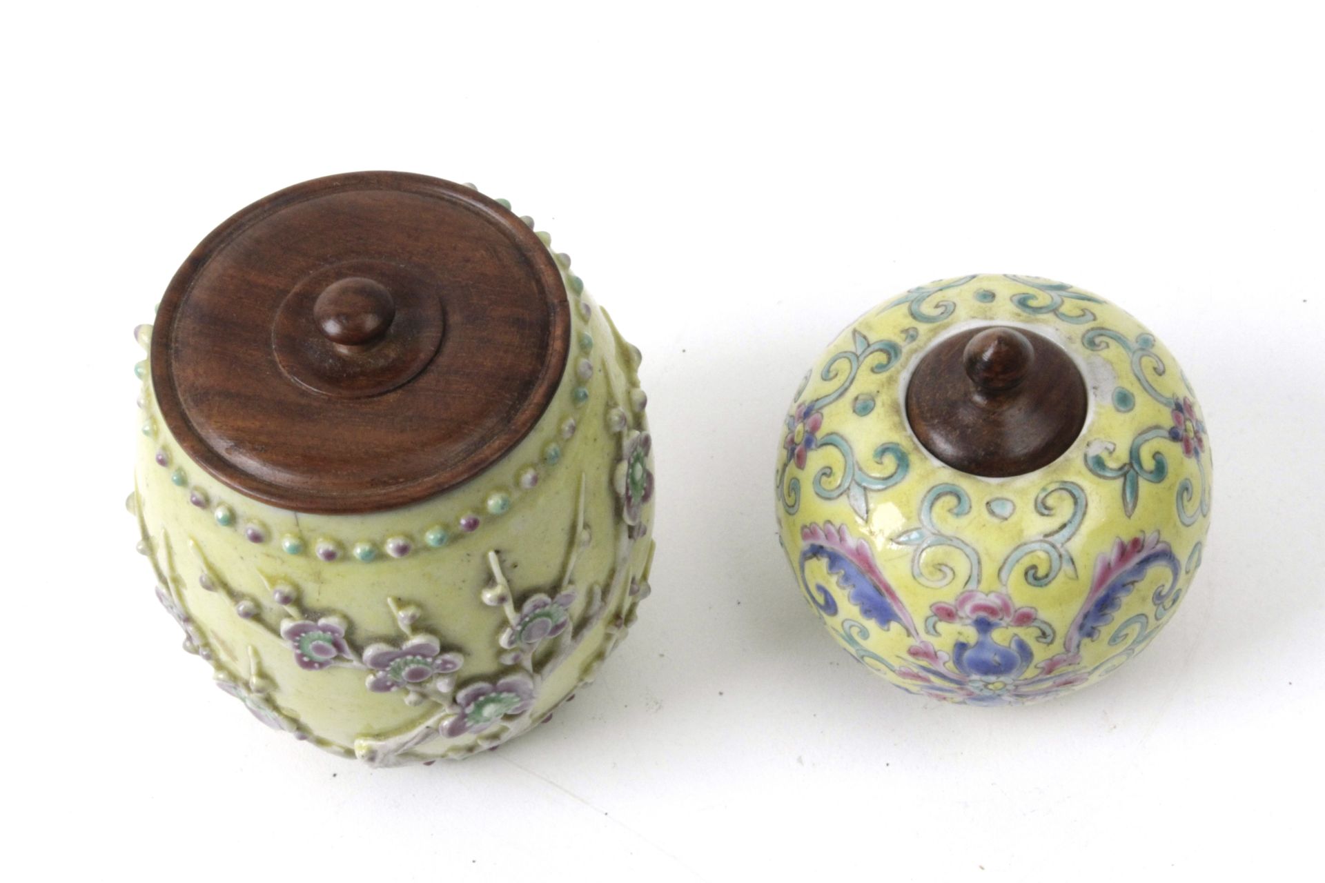 A pair of 19th century Chinese ginger pot miniatures in polychromed porcelain - Image 2 of 5