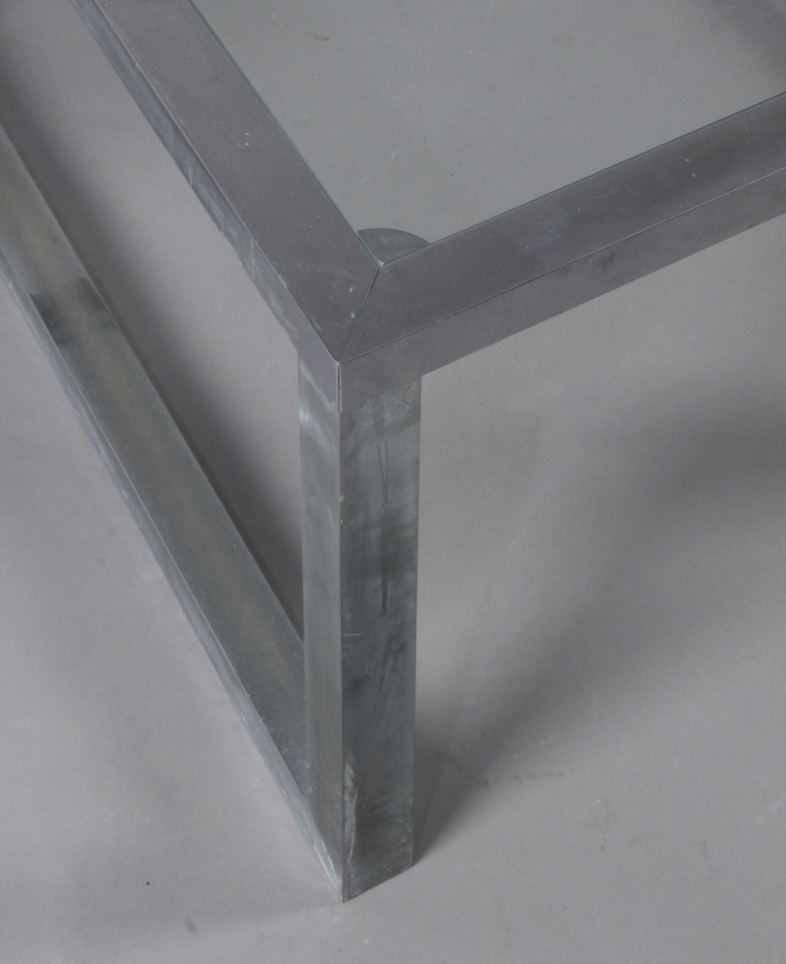 A set of six nest tables. With a chroming steel structure and glass tops - Bild 3 aus 3