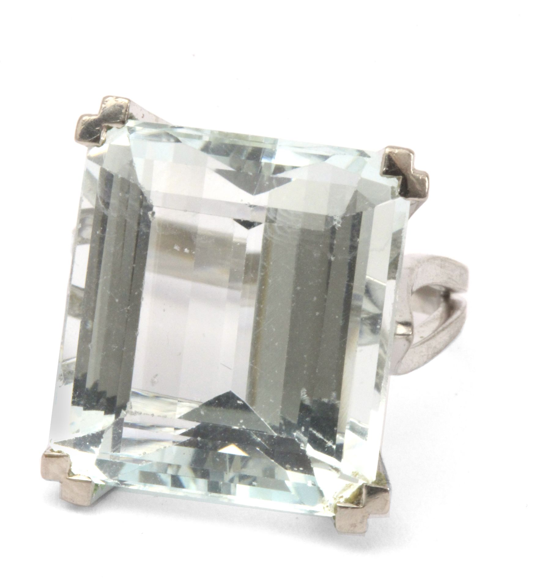 A 37 ct. emerald cut aquamarine ring with an 18k. white gold setting - Bild 4 aus 4