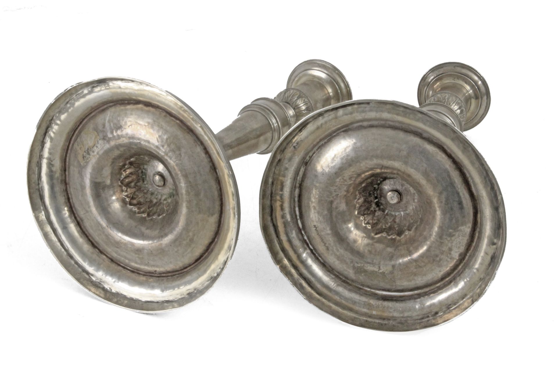 A pair of 18th century-early 19th century Charles IV silver candlesticks - Bild 3 aus 4