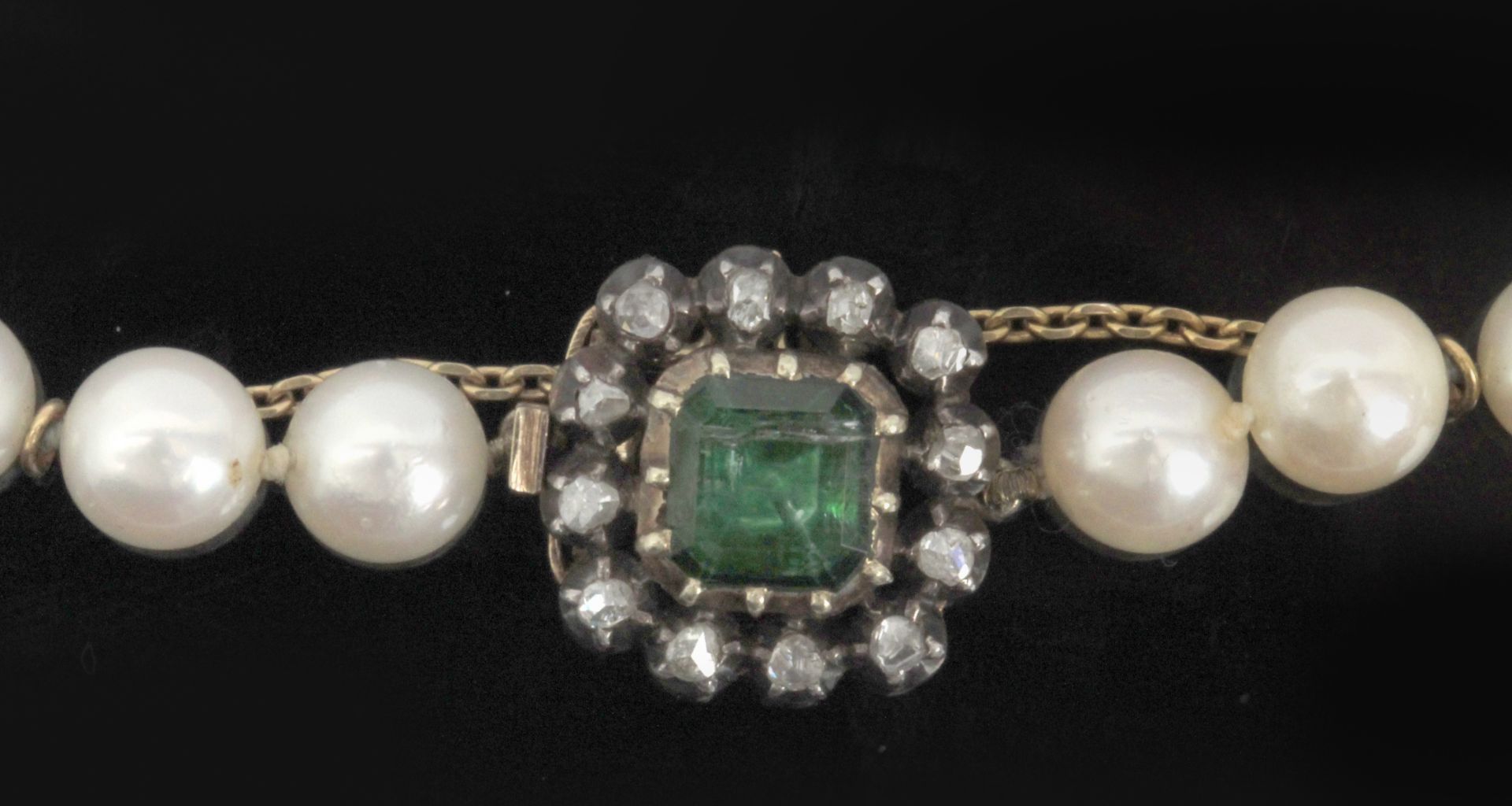 A cutured pearl necklace with an emerald and diamond brooch clasp - Bild 2 aus 3
