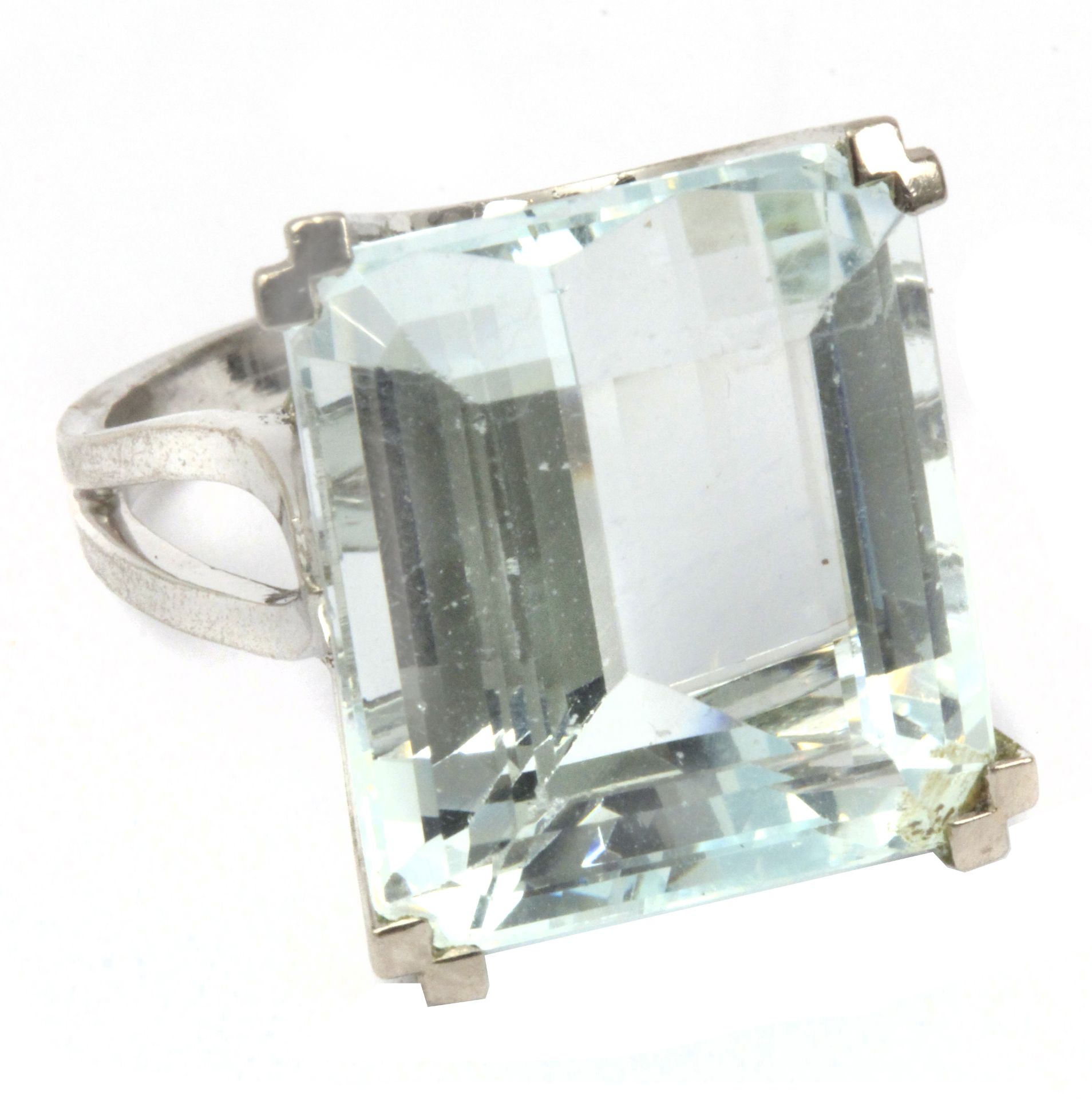 A 37 ct. emerald cut aquamarine ring with an 18k. white gold setting - Bild 2 aus 4