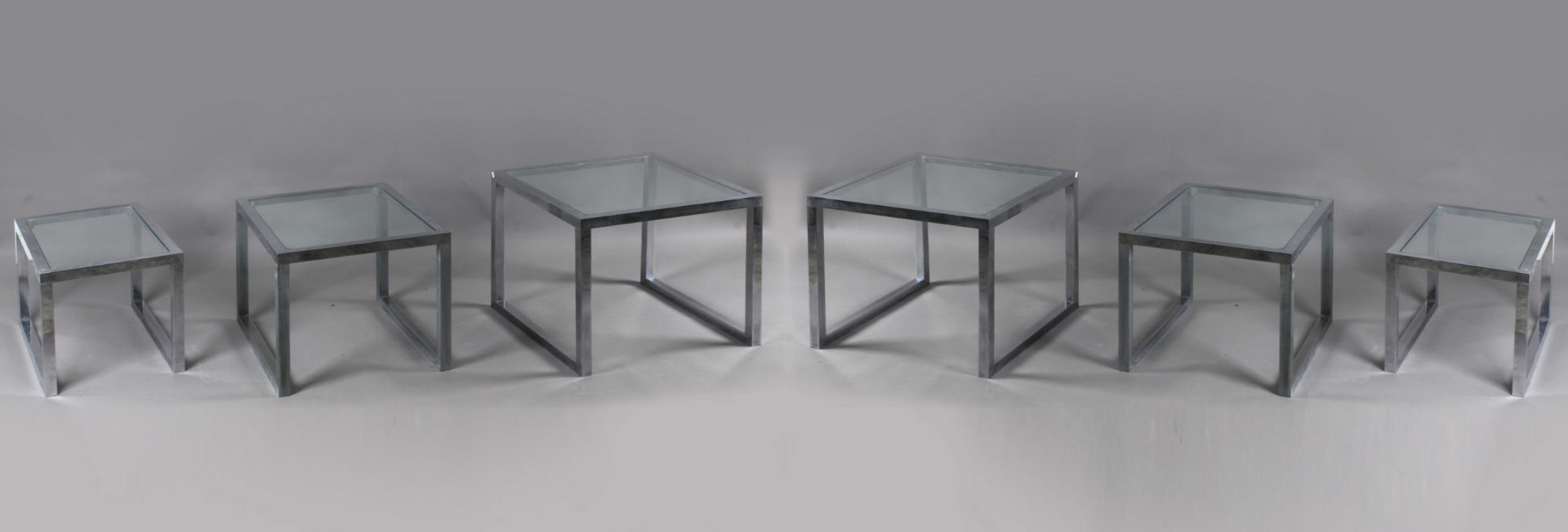 A set of six nest tables. With a chroming steel structure and glass tops - Bild 2 aus 3