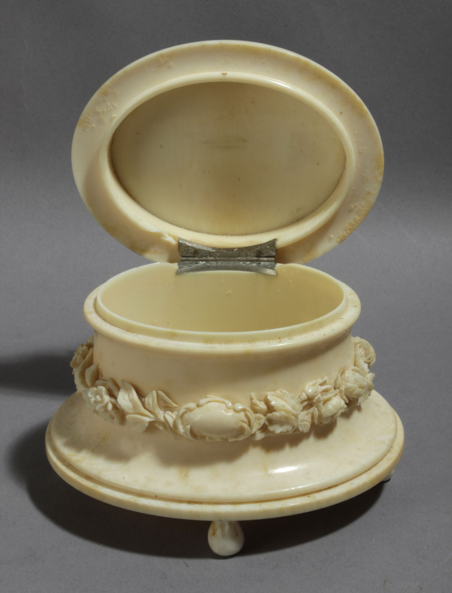 A 19th century carved ivory jewellery box from Dieppe - Bild 2 aus 5