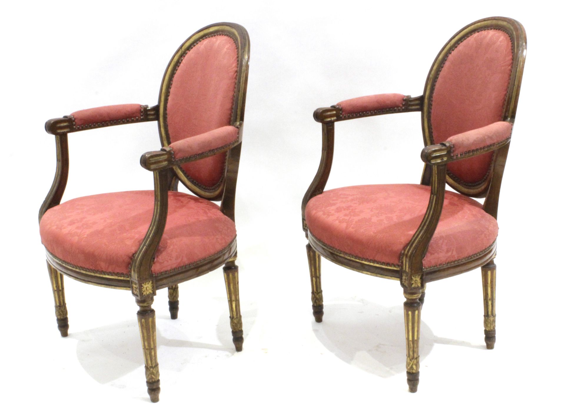 A pair of 20th century Louis XVI style armchairs - Bild 2 aus 6