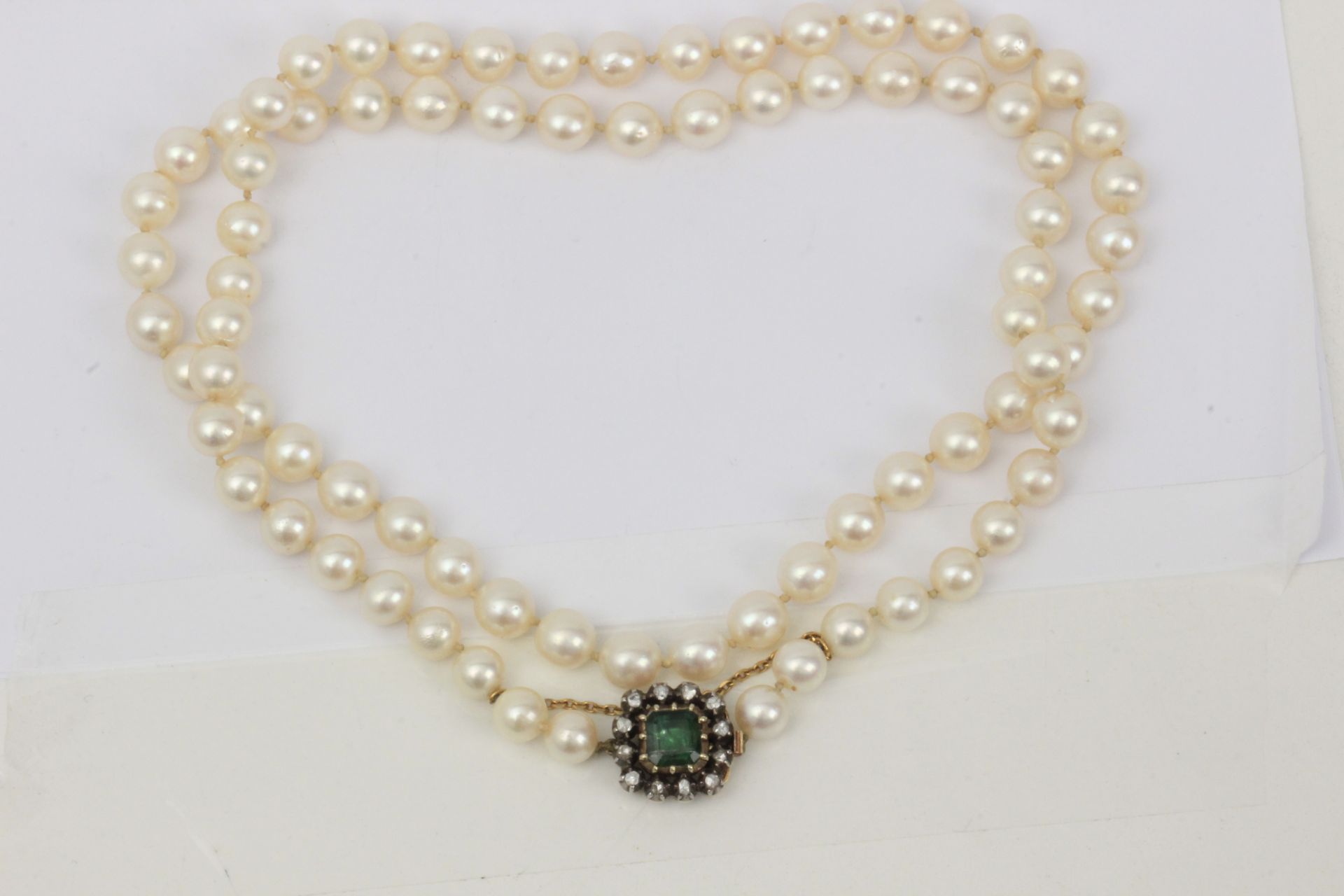 A cutured pearl necklace with an emerald and diamond brooch clasp - Bild 3 aus 3