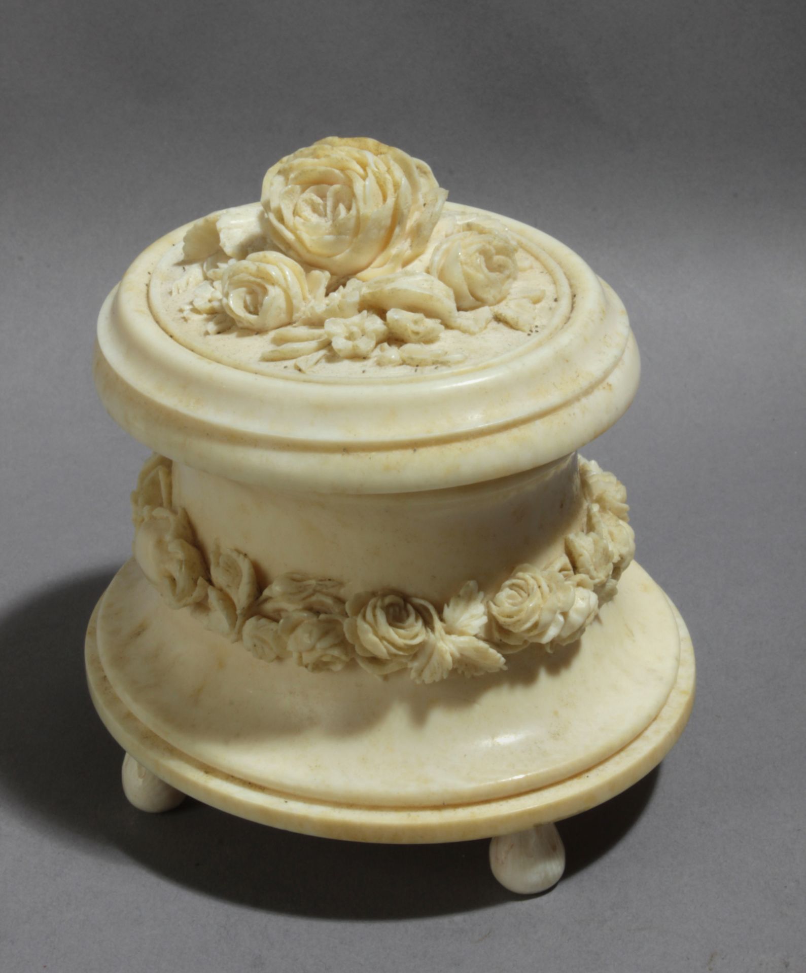 A 19th century carved ivory jewellery box from Dieppe - Bild 4 aus 5