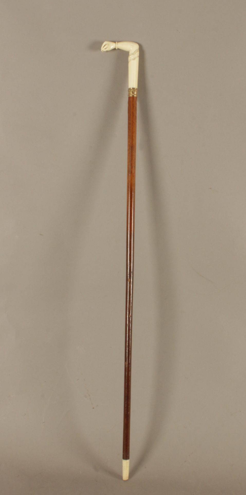A 19th century possiibly Indian walking cane in carved fruitwood and ivory - Bild 2 aus 2