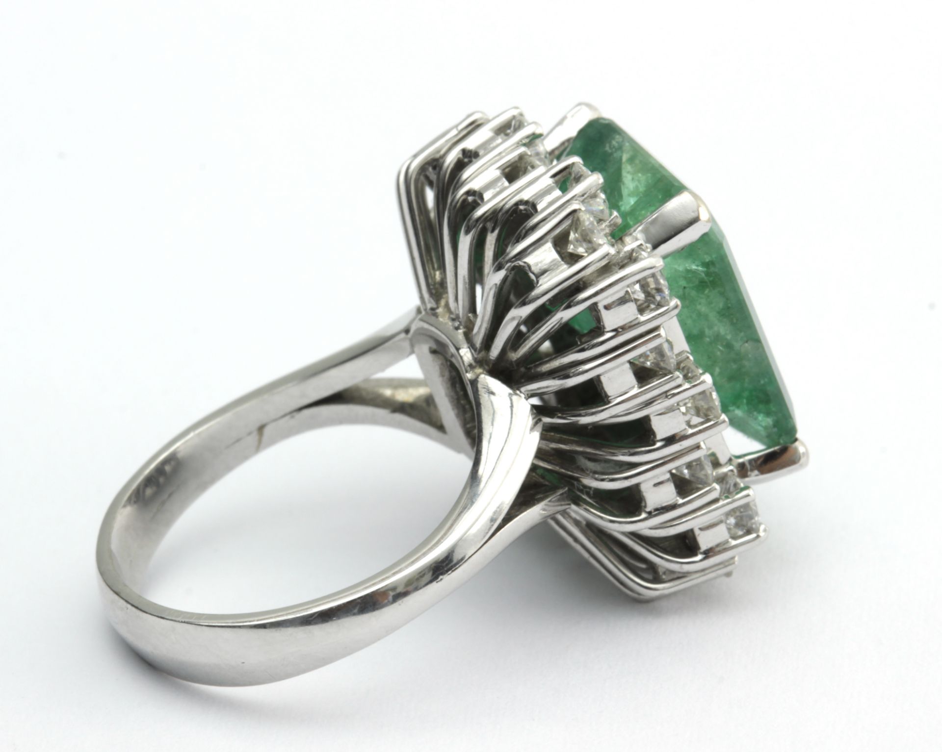 An emerald and diamond cluster ring circa 1970 with a platinum setting - Bild 3 aus 3