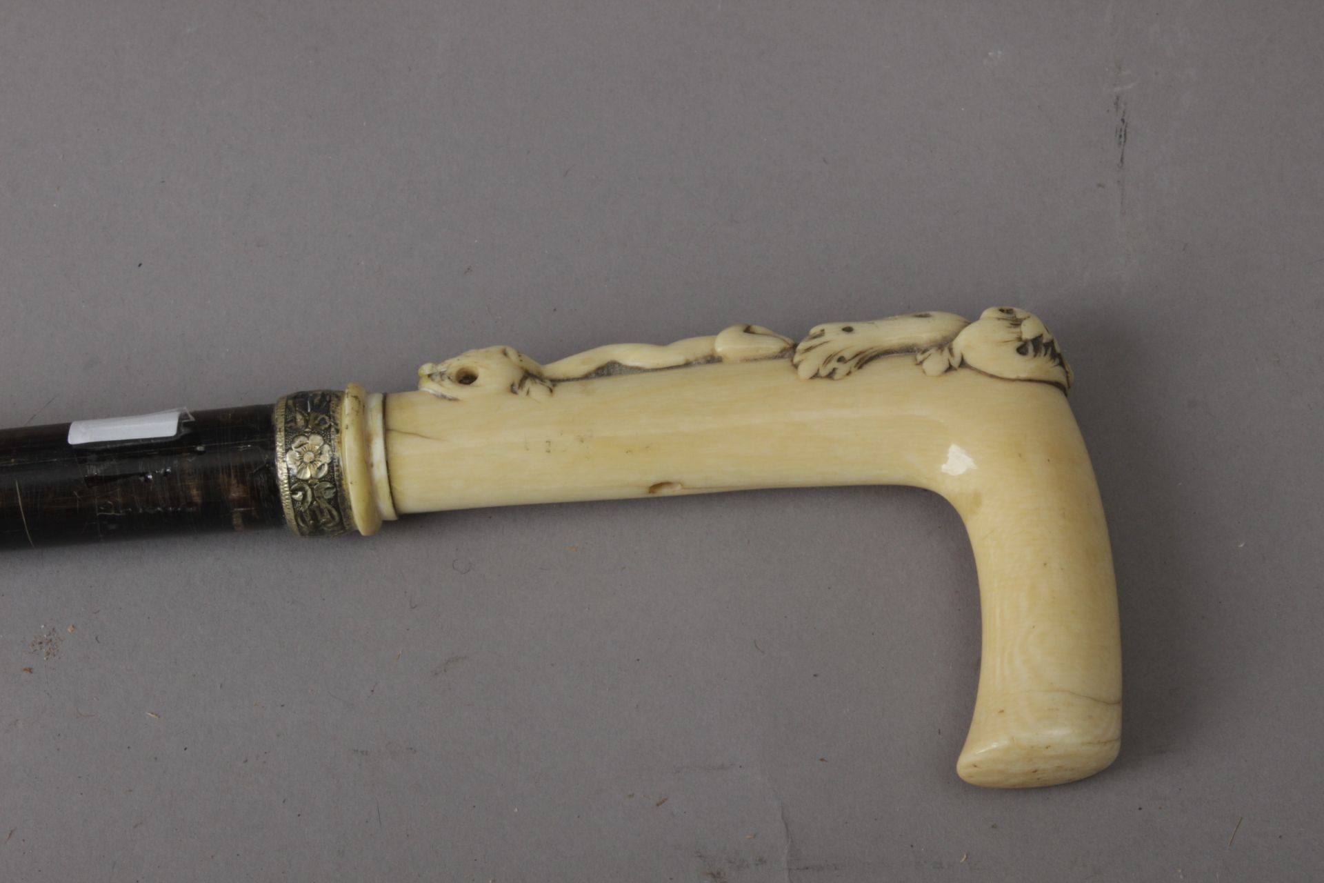 A 19th century European walking cane in carved ebony and ivory - Bild 3 aus 3