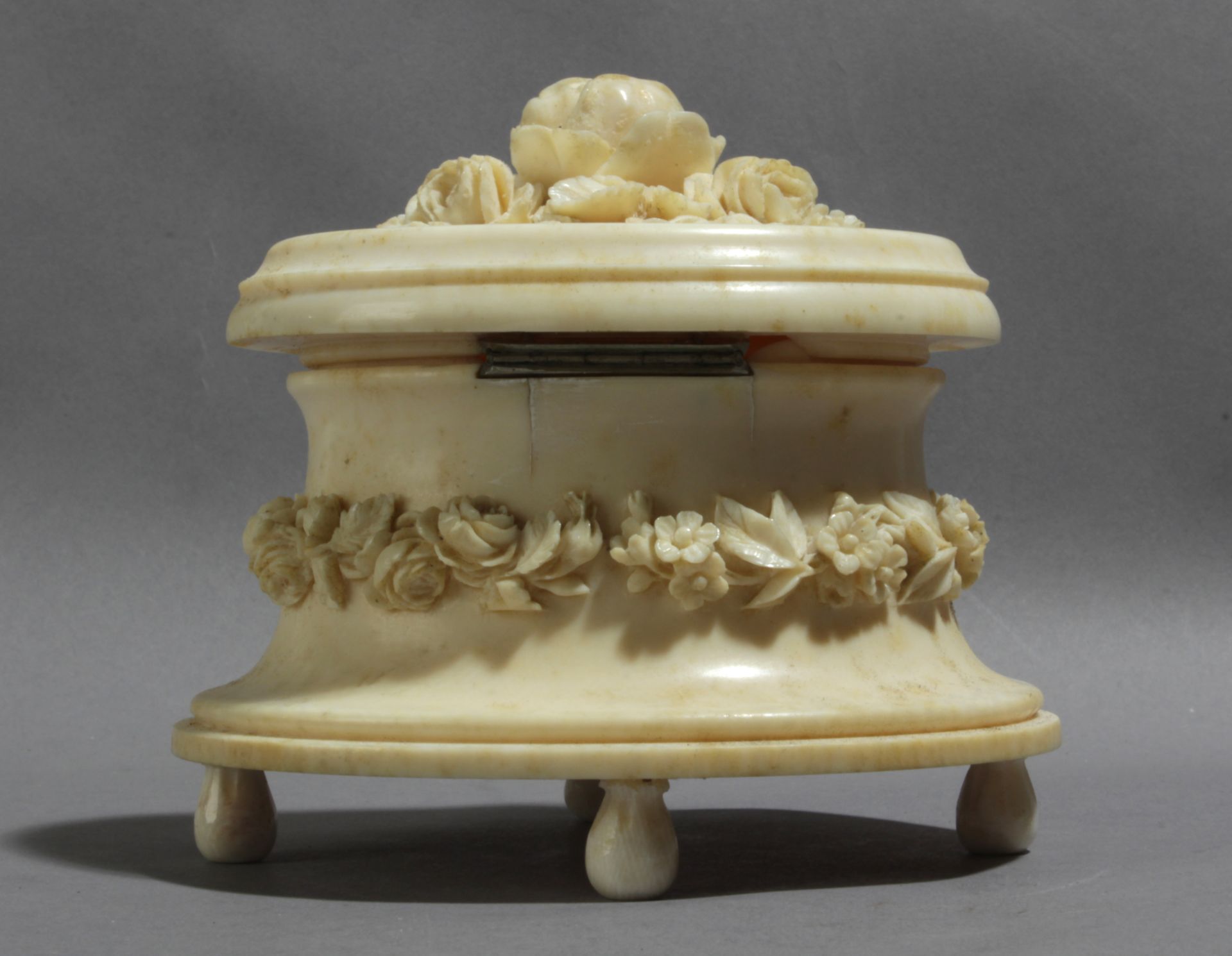 A 19th century carved ivory jewellery box from Dieppe - Bild 3 aus 5