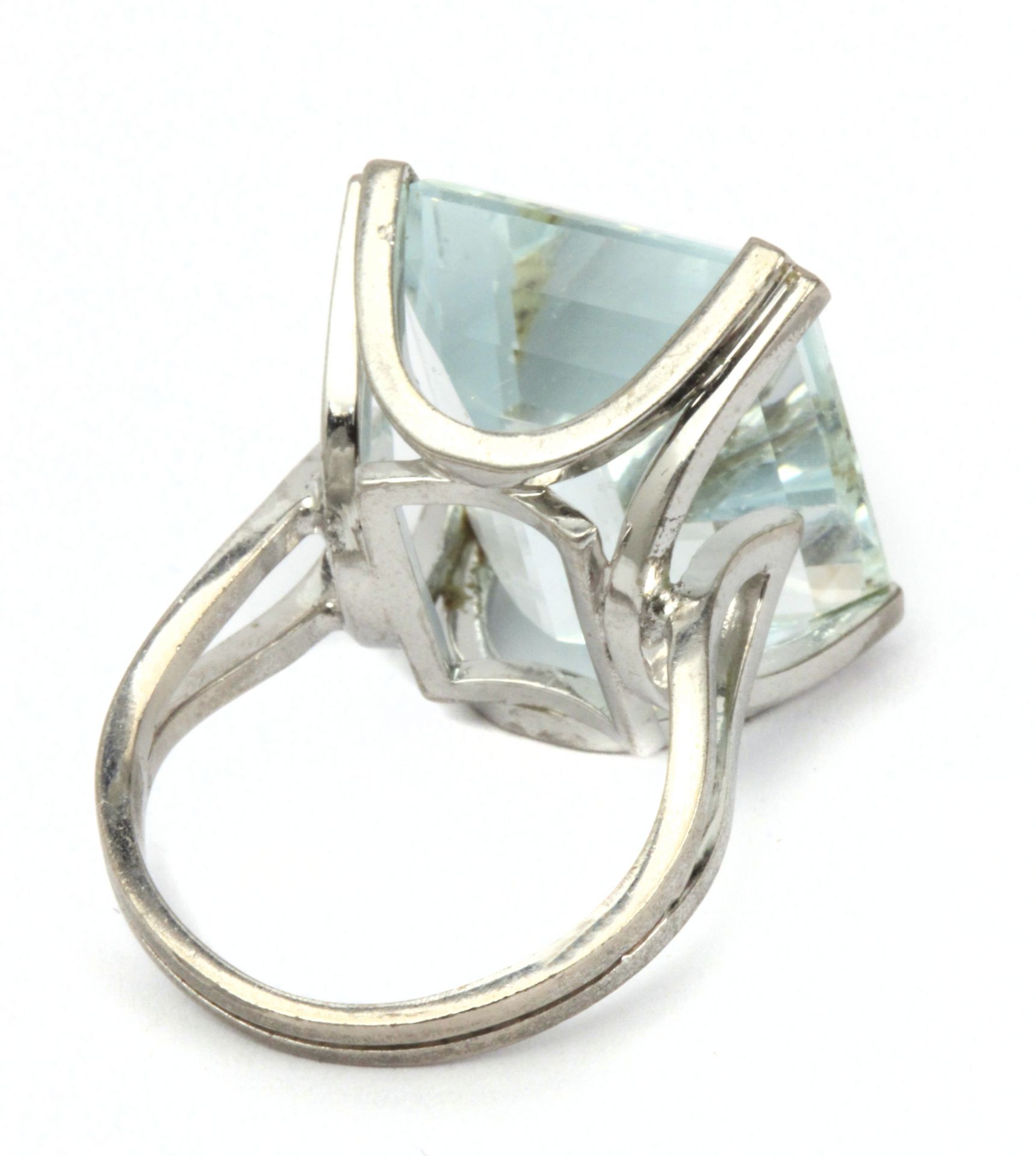 A 37 ct. emerald cut aquamarine ring with an 18k. white gold setting - Bild 3 aus 4