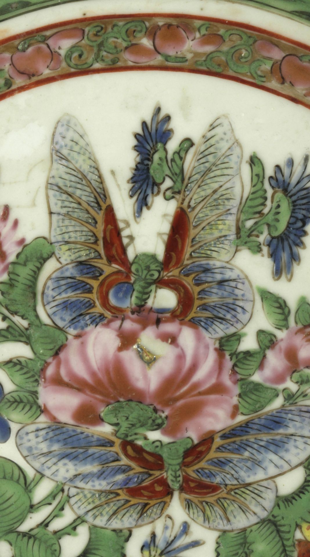 A 19th century Chinese Qing plate in Famille Rose porcelain - Image 3 of 4