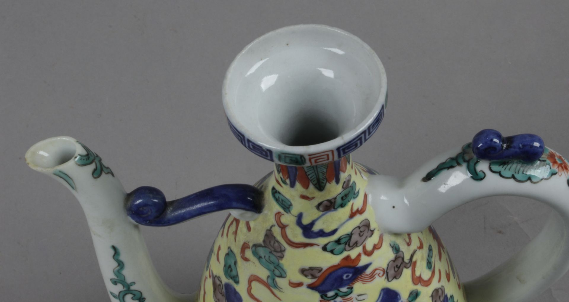 A 20th century Chinese porcelain teapot for the Turkish or Iranian trade - Bild 3 aus 4