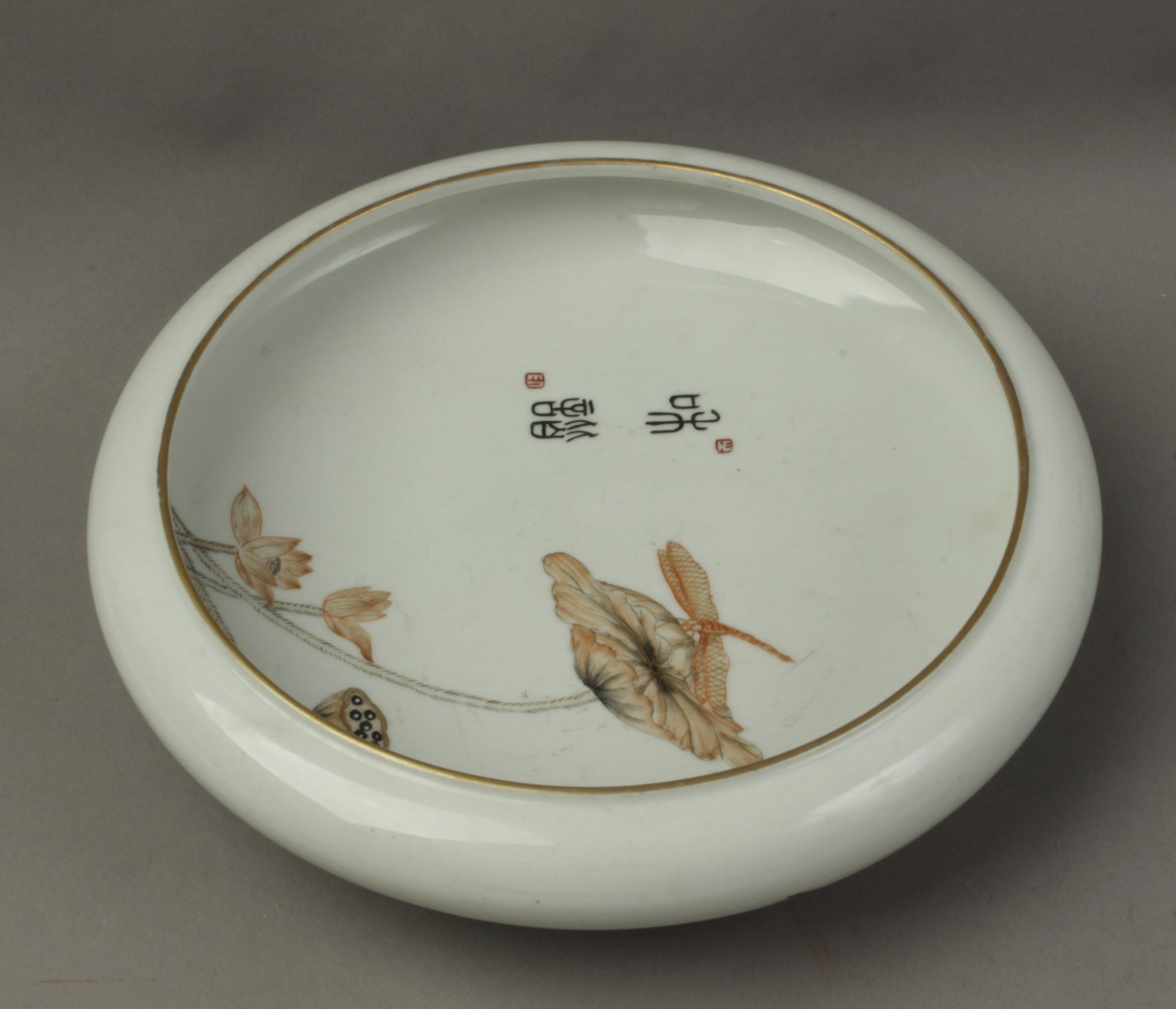 A first half of 20th century Chinese serving dish in polychromed porcelain